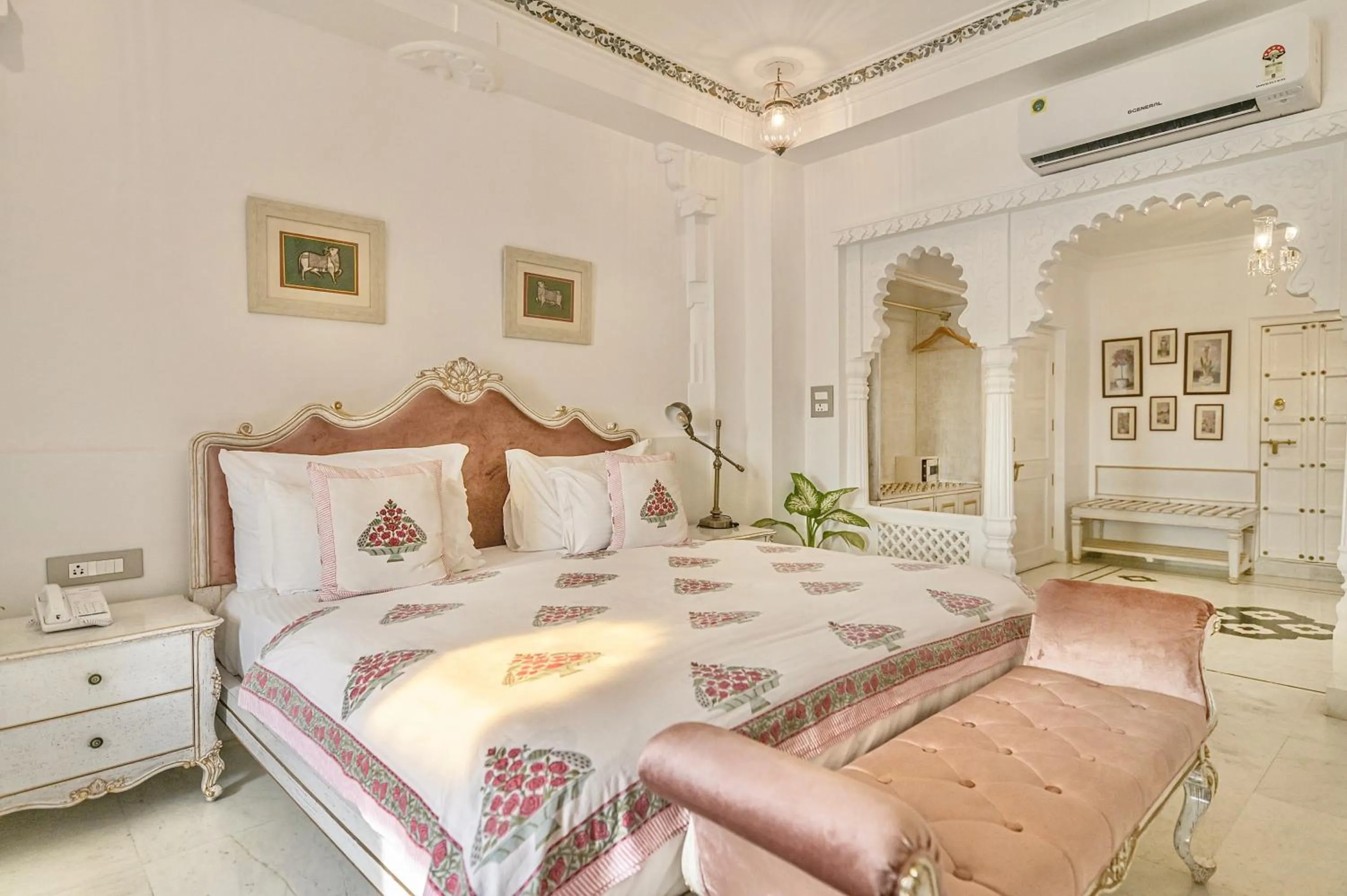 Bed in Jagat Niwas Palace