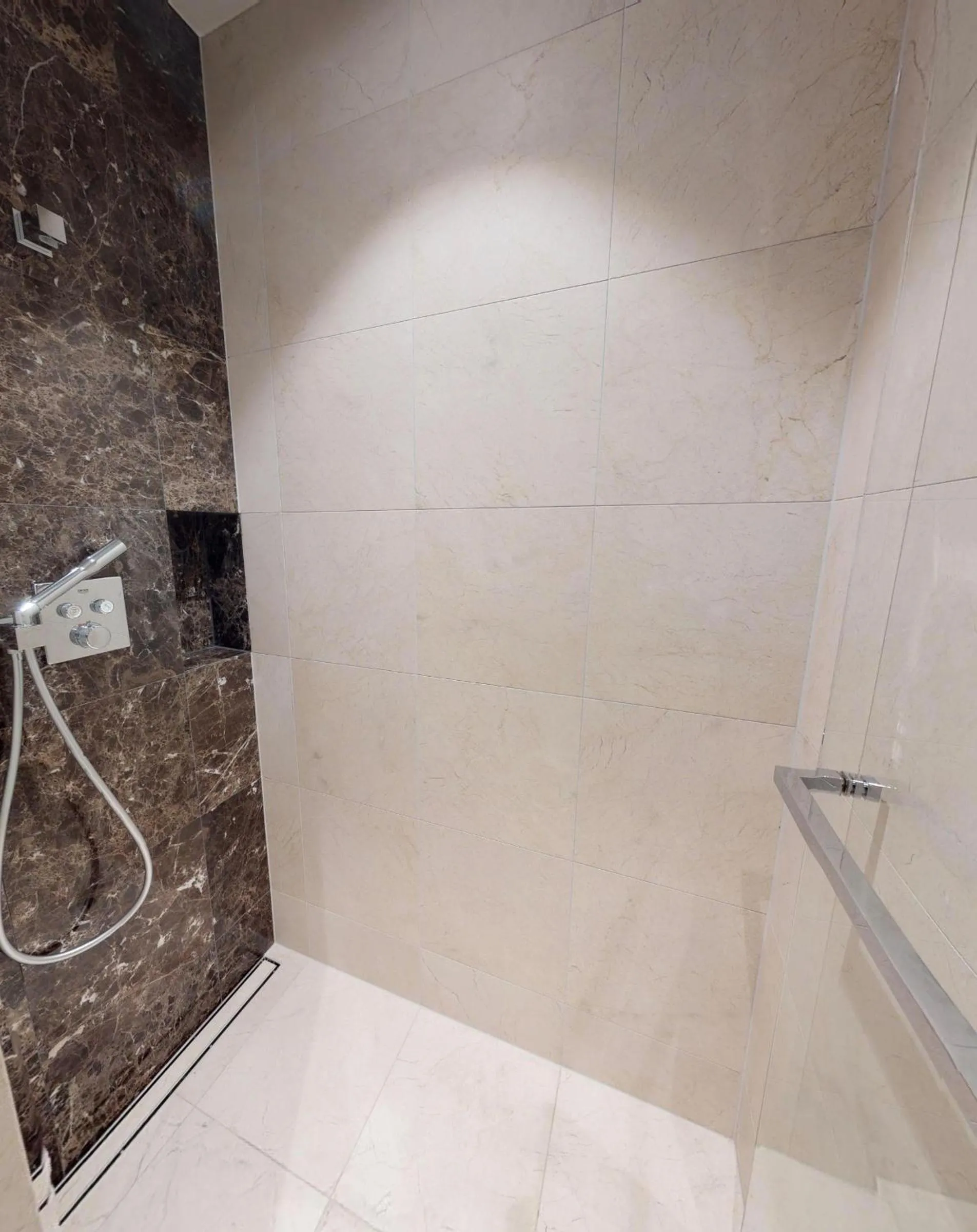 Bathroom in White Pearl Apartment 0.14