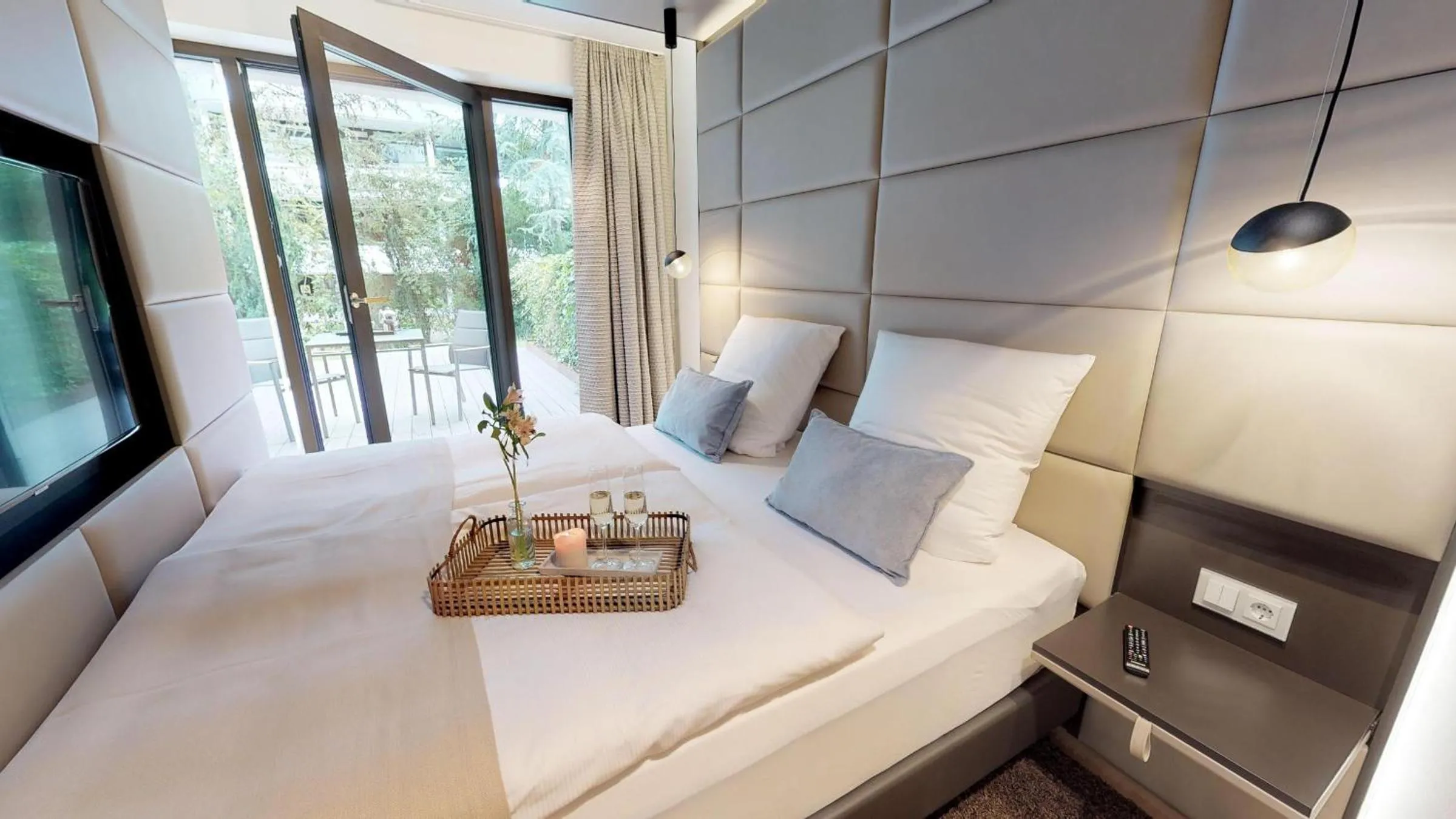 Bedroom, Bed in White Pearl Apartment 0.14