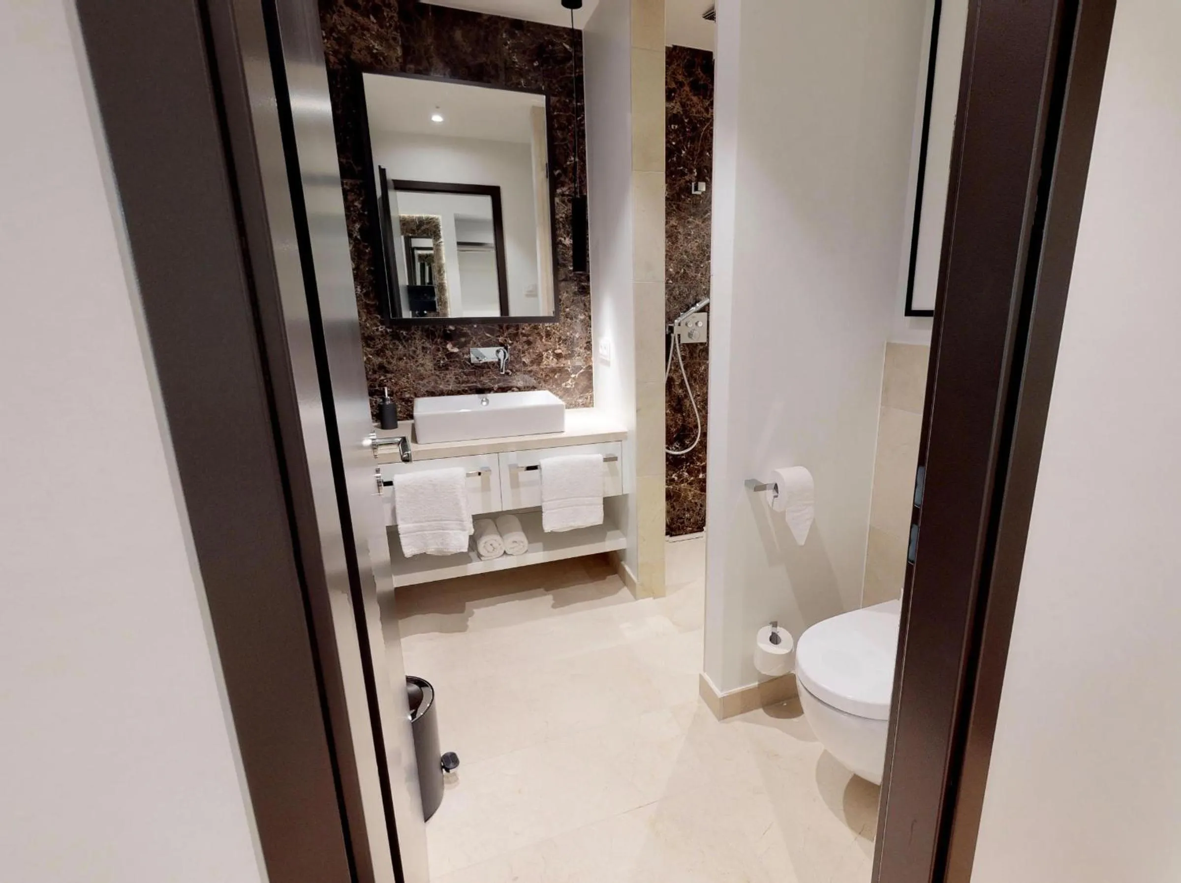 Bathroom in White Pearl Apartment 0.14