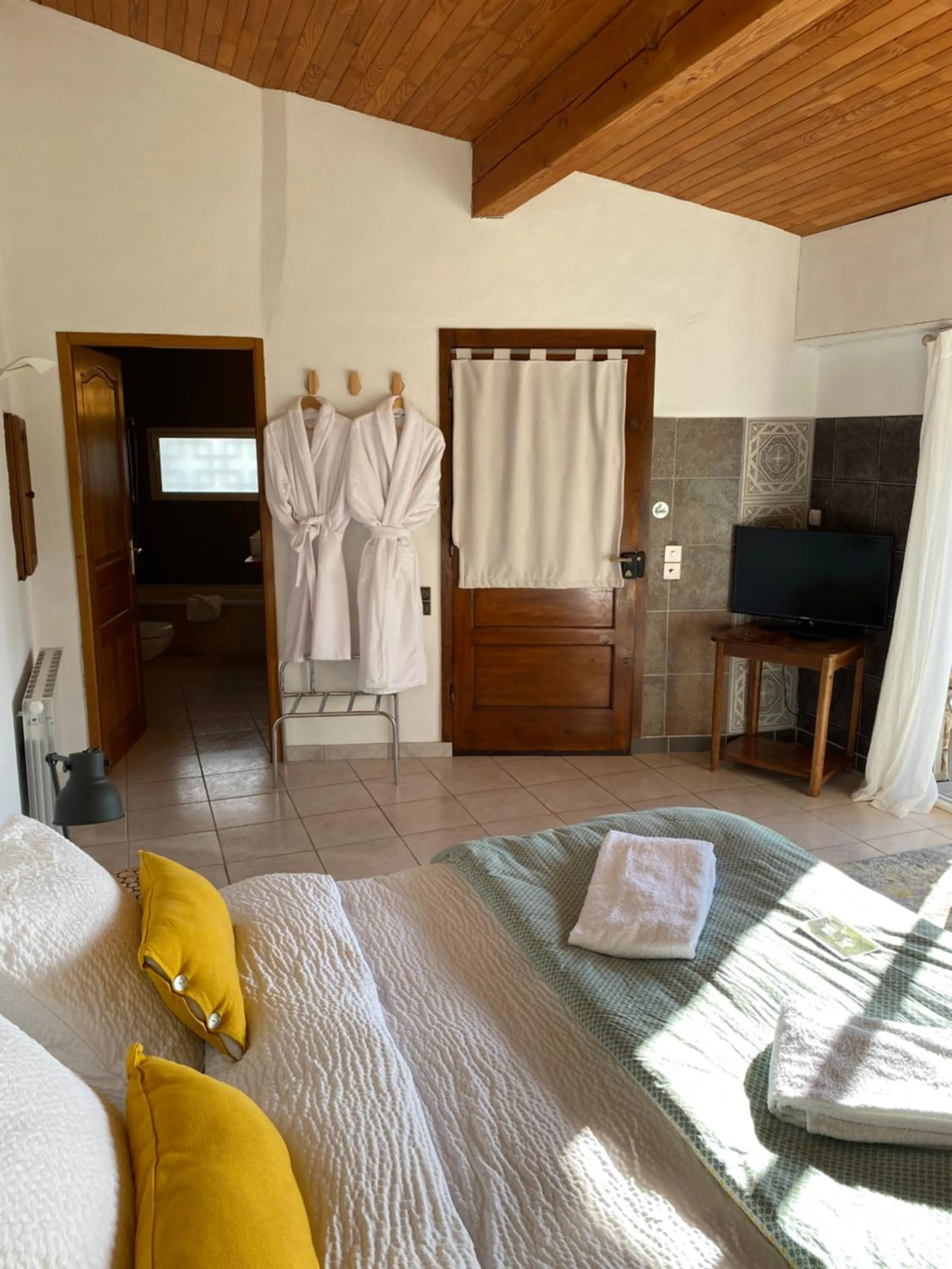Photo of the whole room, Bed in La Villa du Rhône