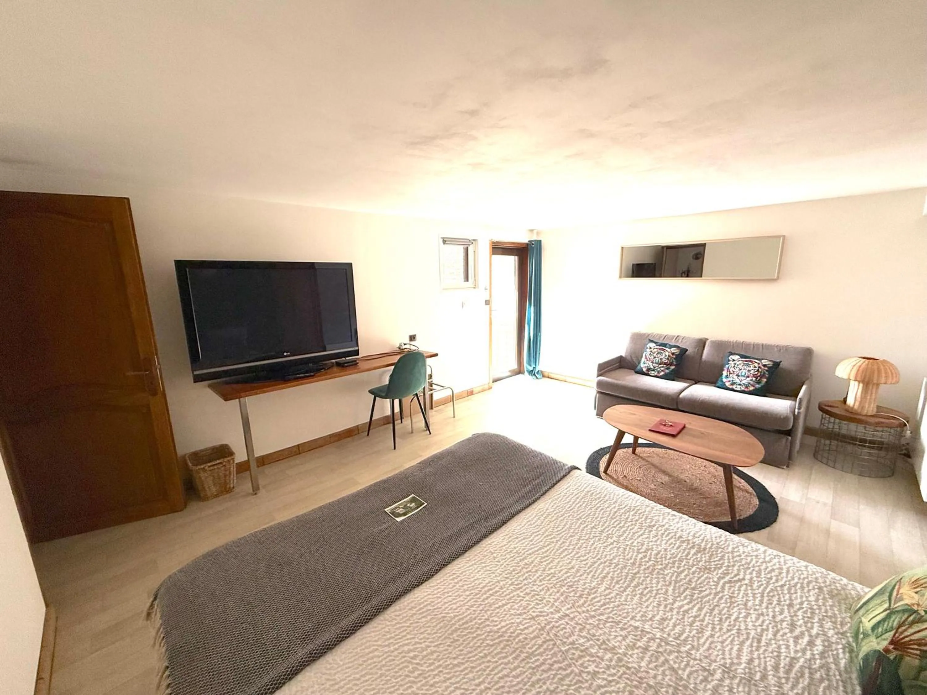 Photo of the whole room, Bed in La Villa du Rhône