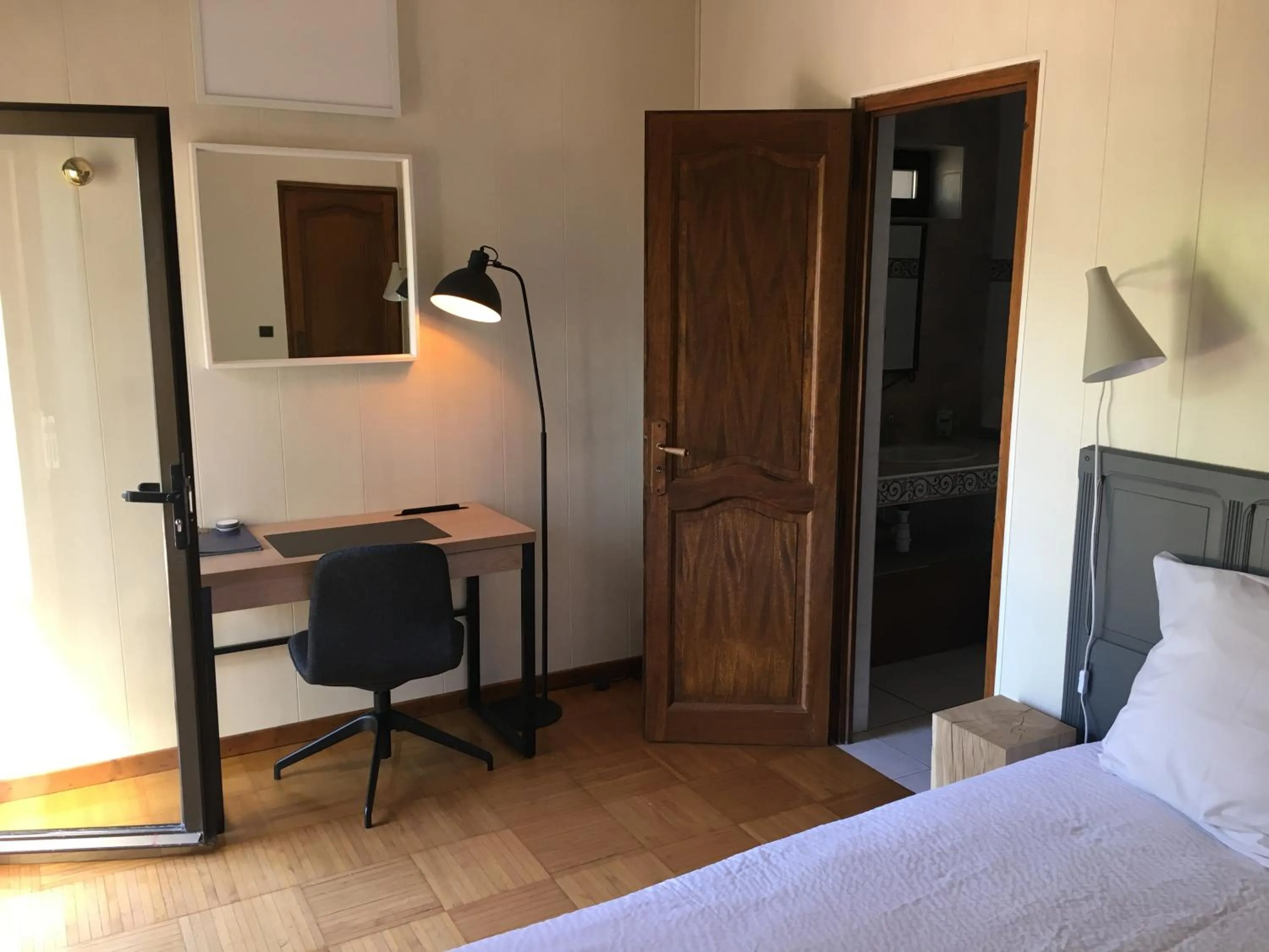 Photo of the whole room, Bed in La Villa du Rhône