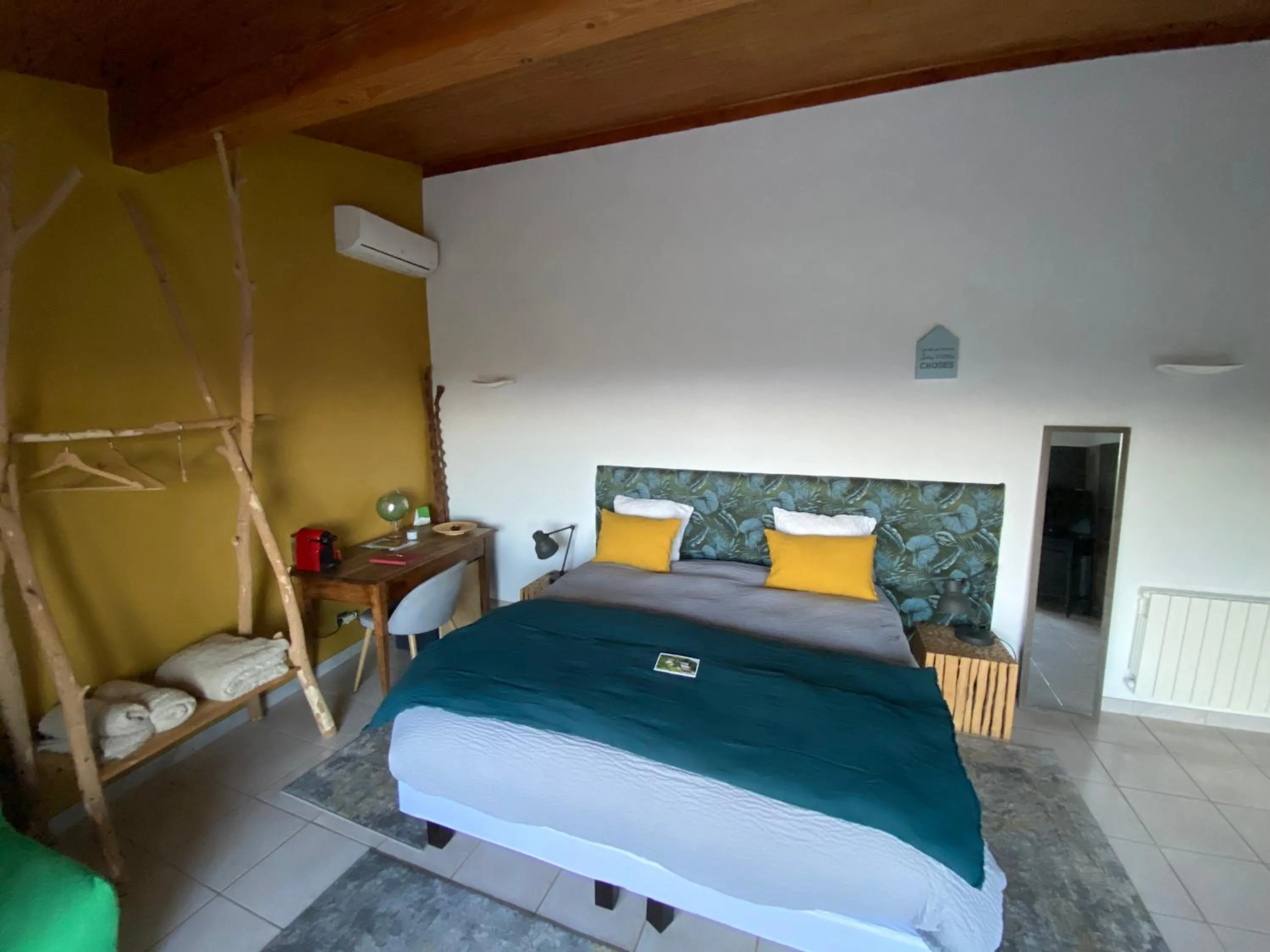 View (from property/room), Bed in La Villa du Rhône