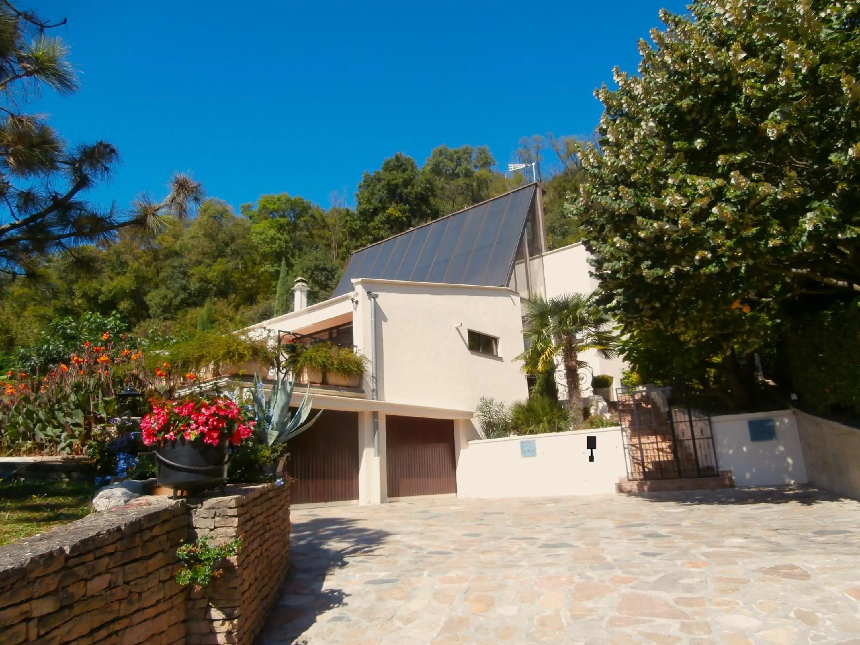 Property building in La Villa du Rhône