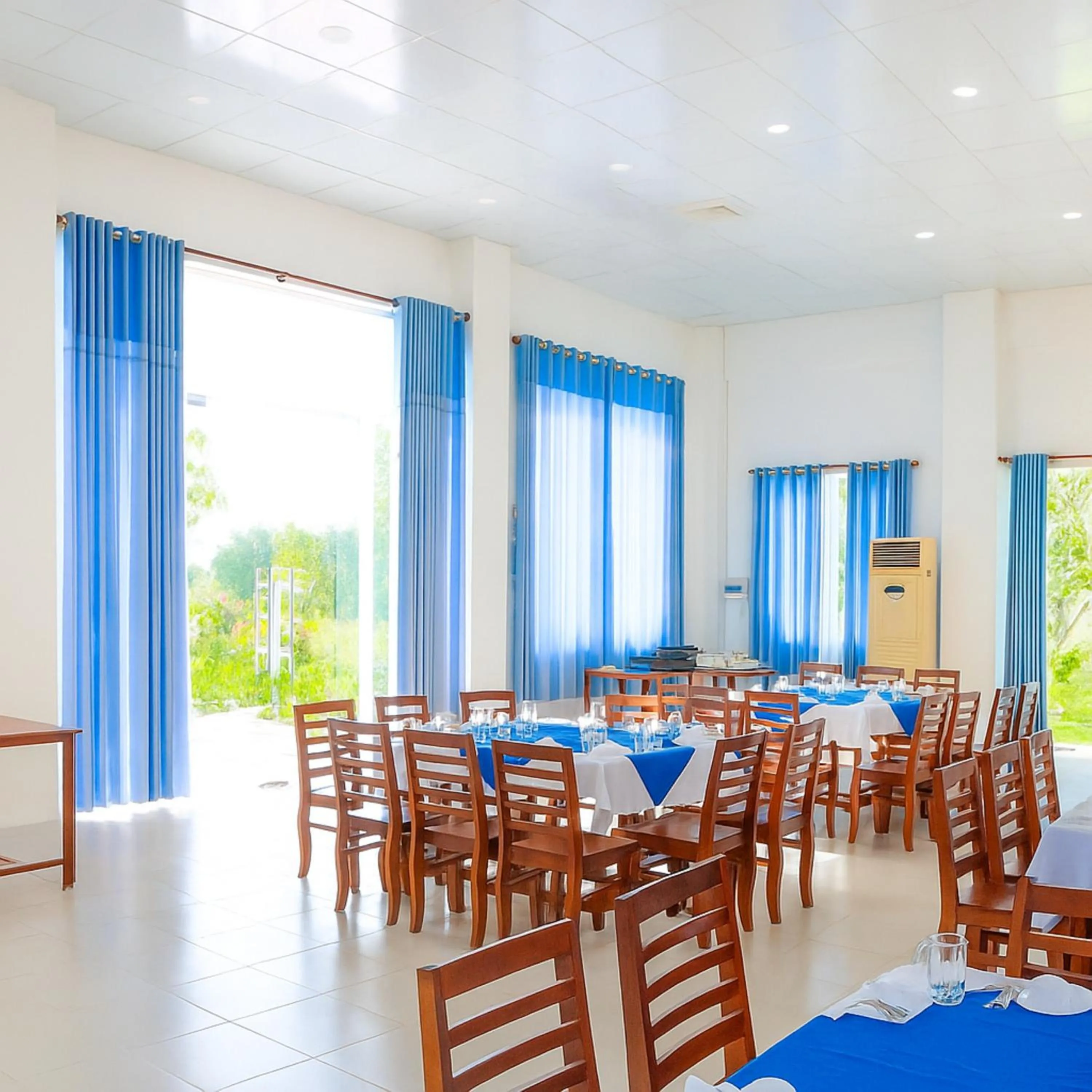 Restaurant/places to eat in Khách Sạn Nhà Hàng Ngọc Hân