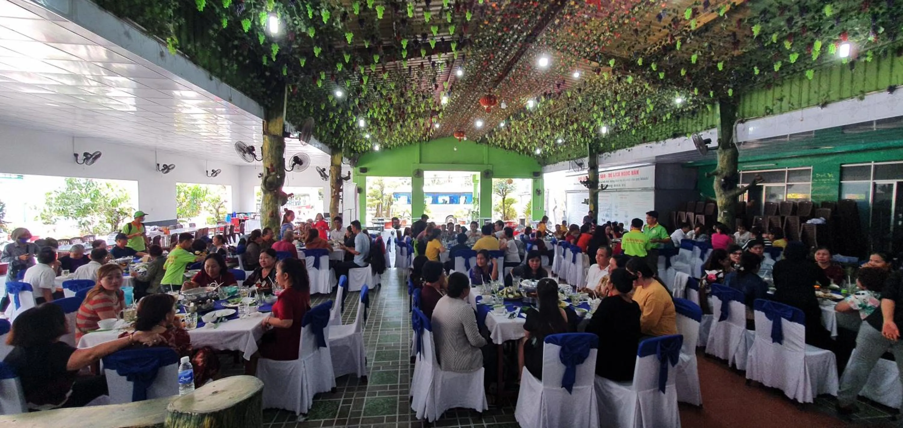 Banquet/Function facilities in Khách Sạn Nhà Hàng Ngọc Hân