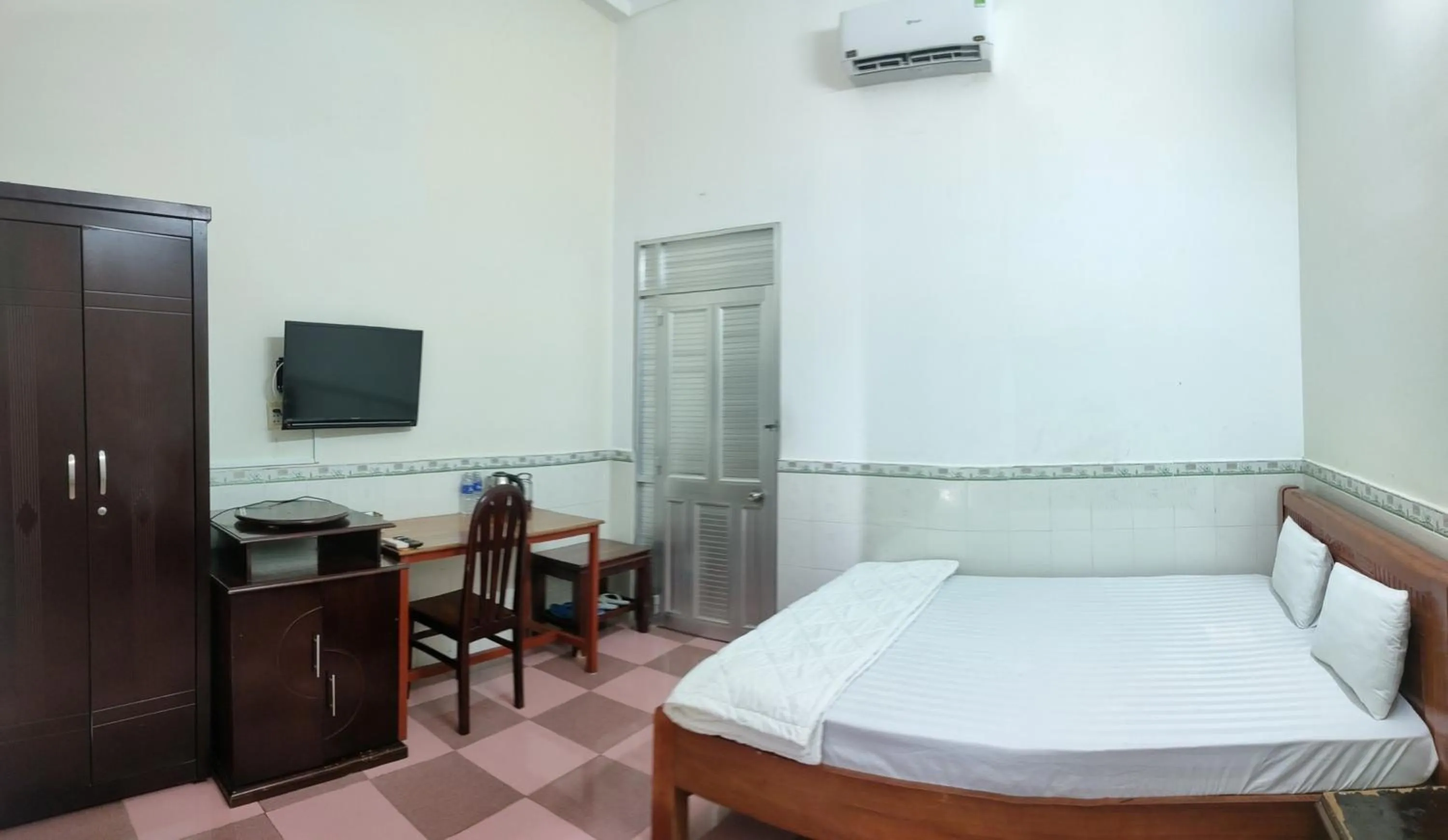 Bedroom, Bed in Khách Sạn Nhà Hàng Ngọc Hân