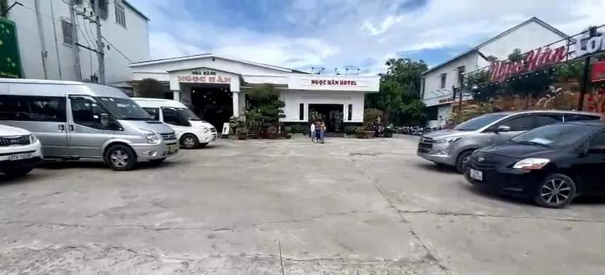 Property building in Khách Sạn Nhà Hàng Ngọc Hân