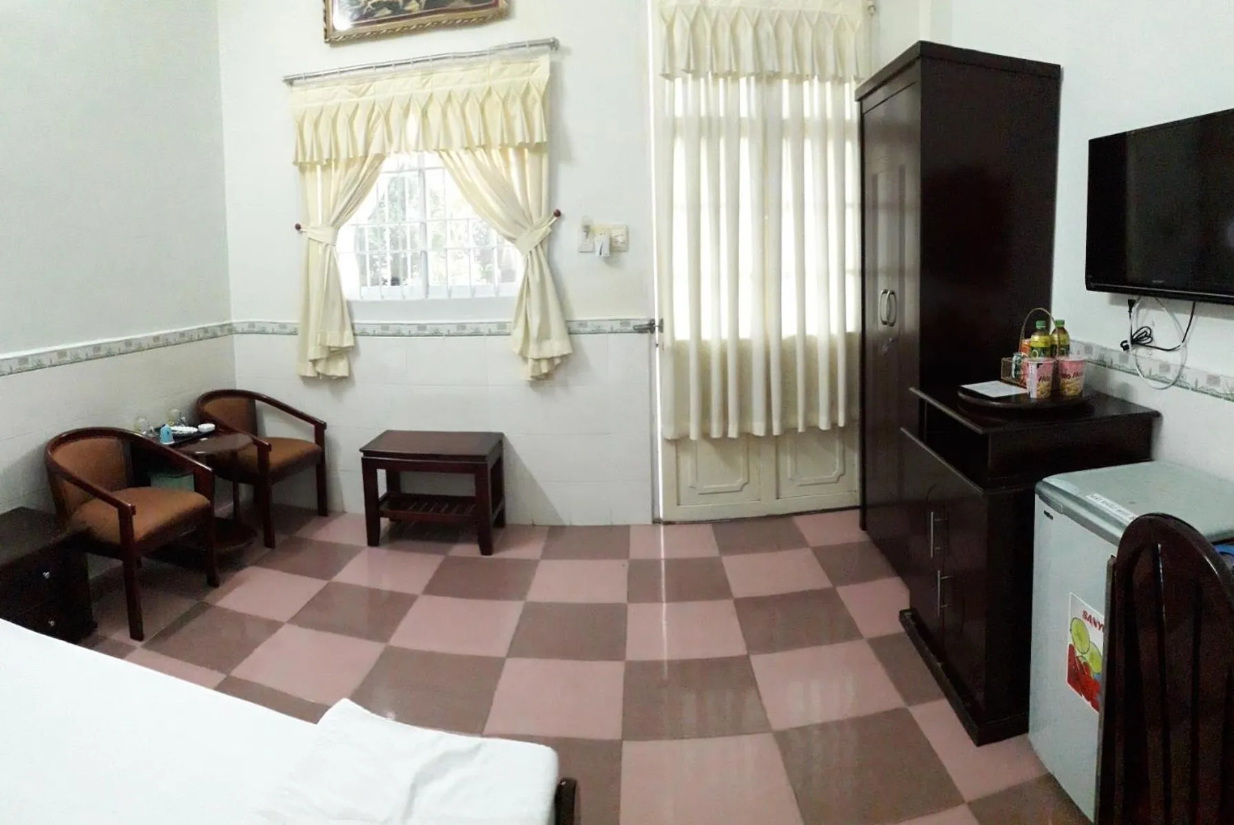 Living room, Bed in Khách Sạn Nhà Hàng Ngọc Hân