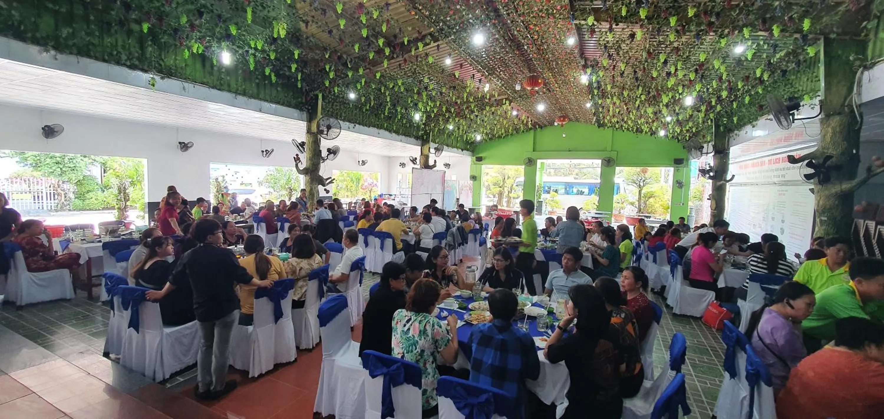 Banquet/Function facilities in Khách Sạn Nhà Hàng Ngọc Hân
