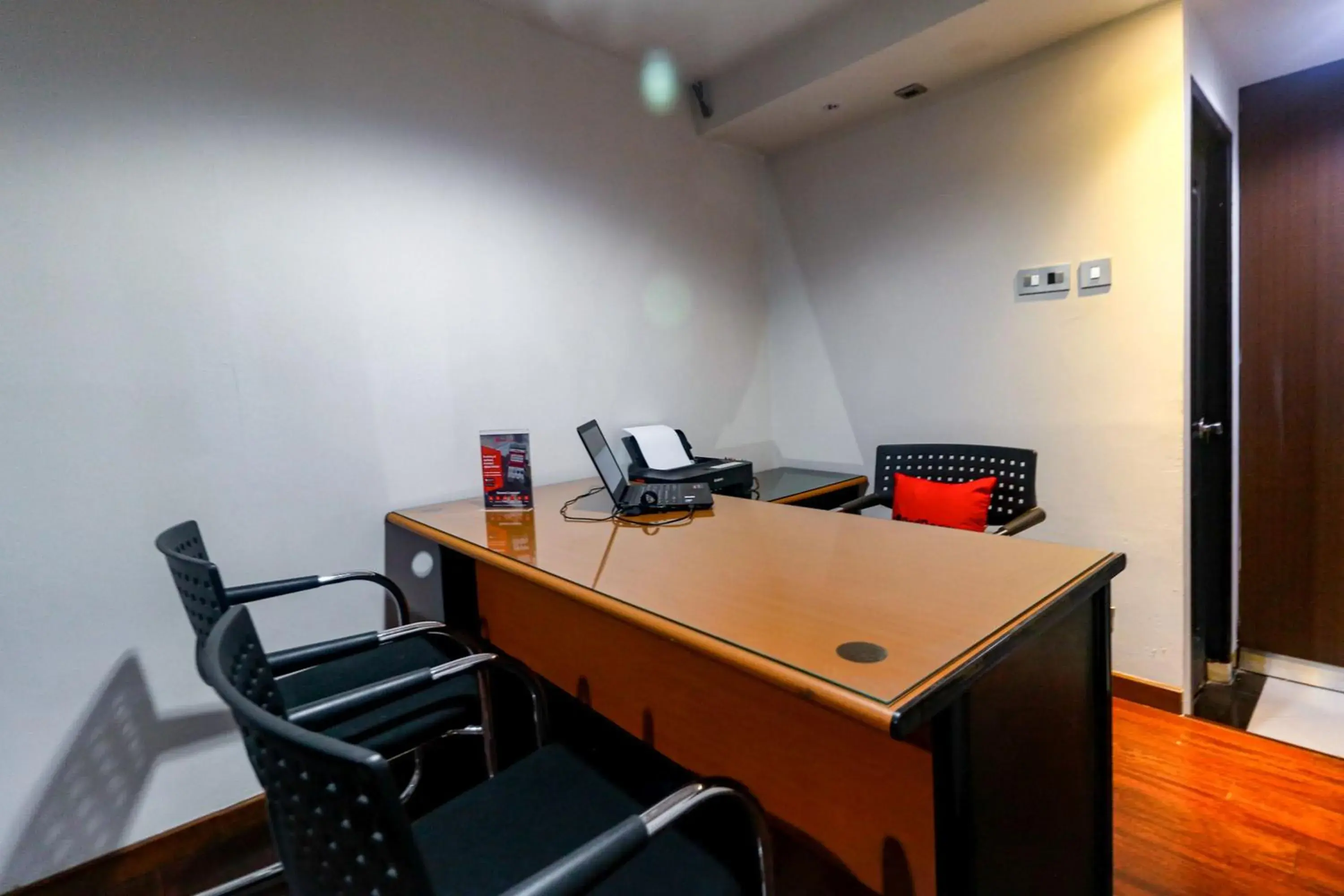 Meeting/conference room in RedDoorz near Kebon Jeruk Jakarta