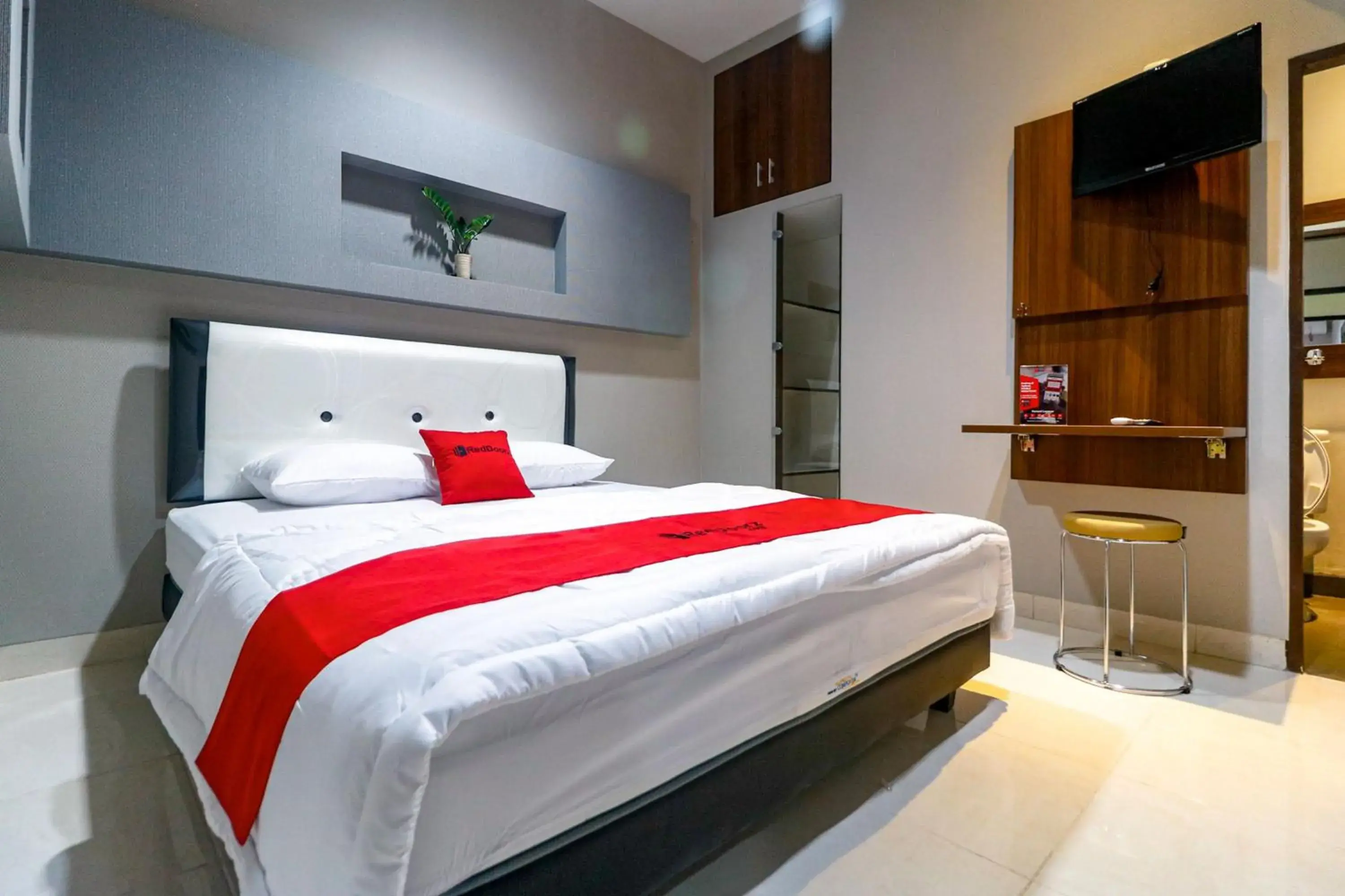 Bedroom, Bed in RedDoorz near Kebon Jeruk Jakarta