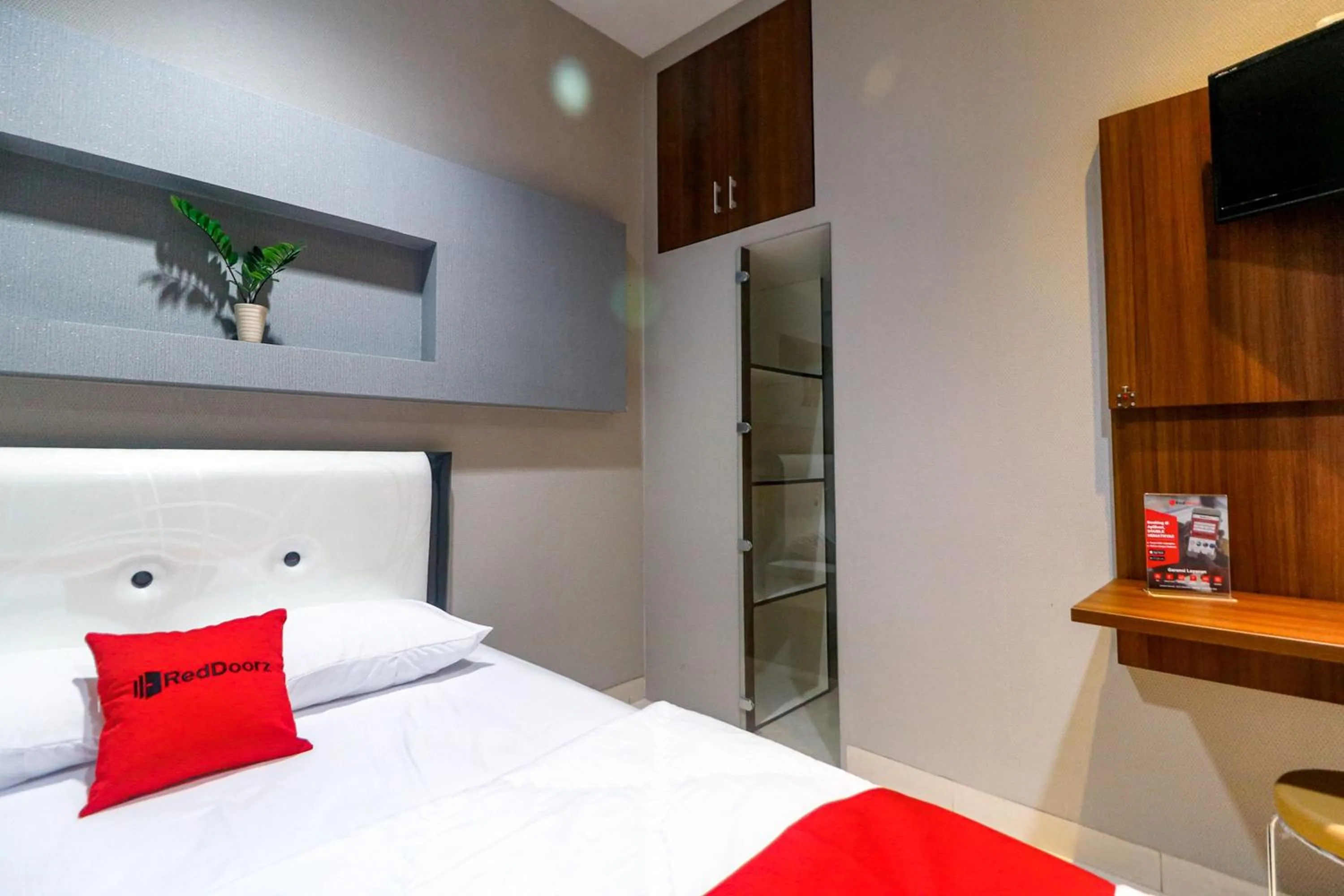Bedroom, Bed in RedDoorz near Kebon Jeruk Jakarta