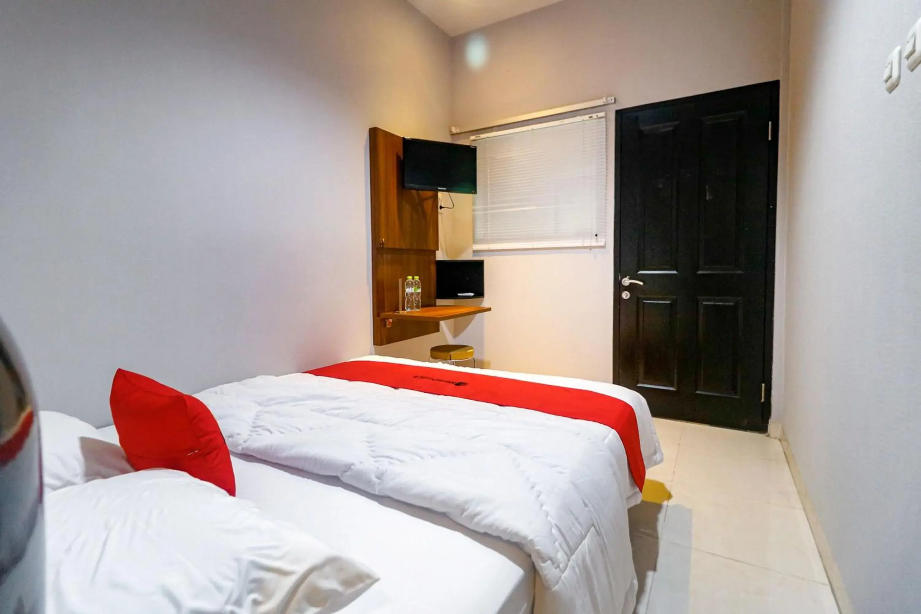 Bedroom, Bed in RedDoorz near Kebon Jeruk Jakarta