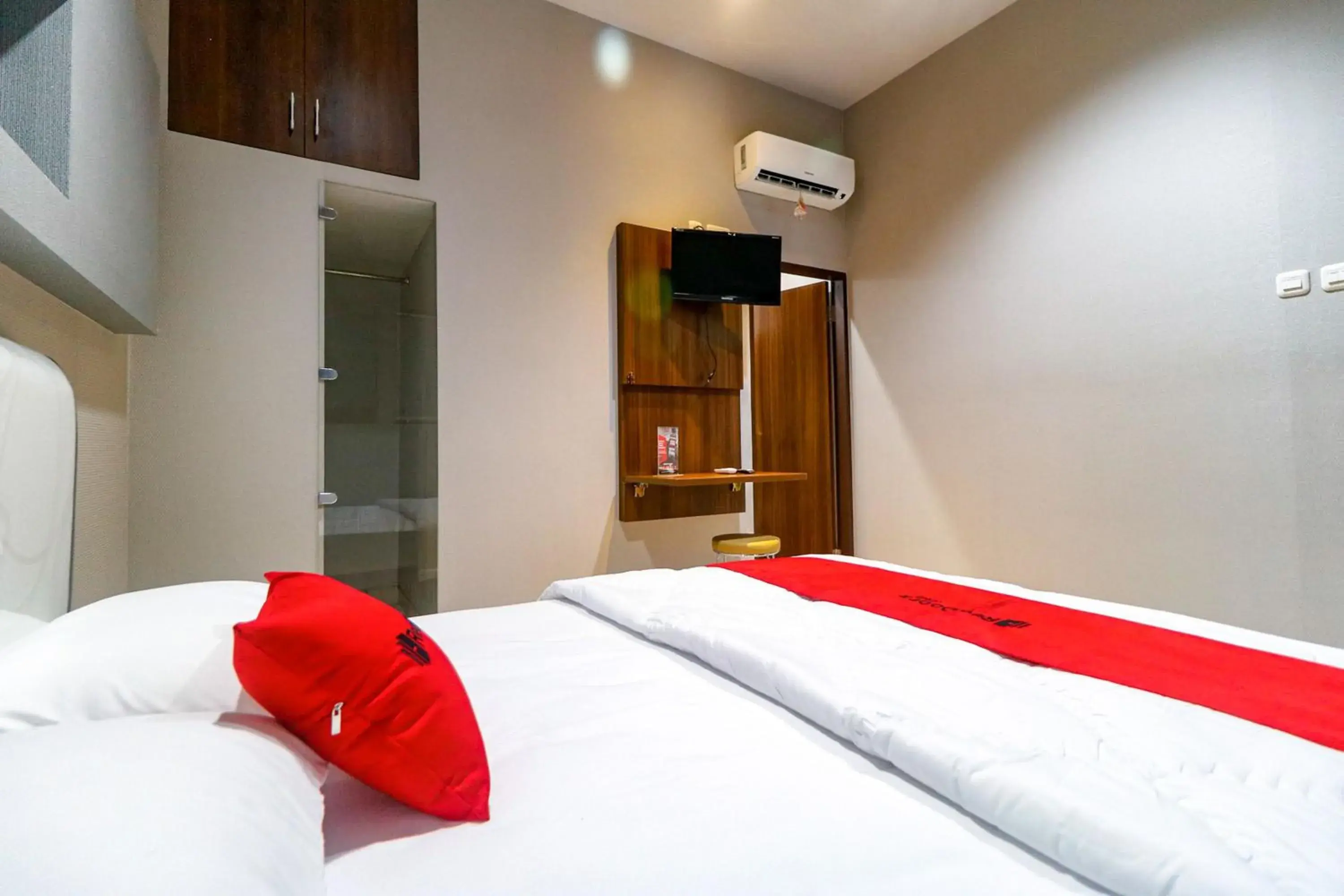 Bedroom, Bed in RedDoorz near Kebon Jeruk Jakarta