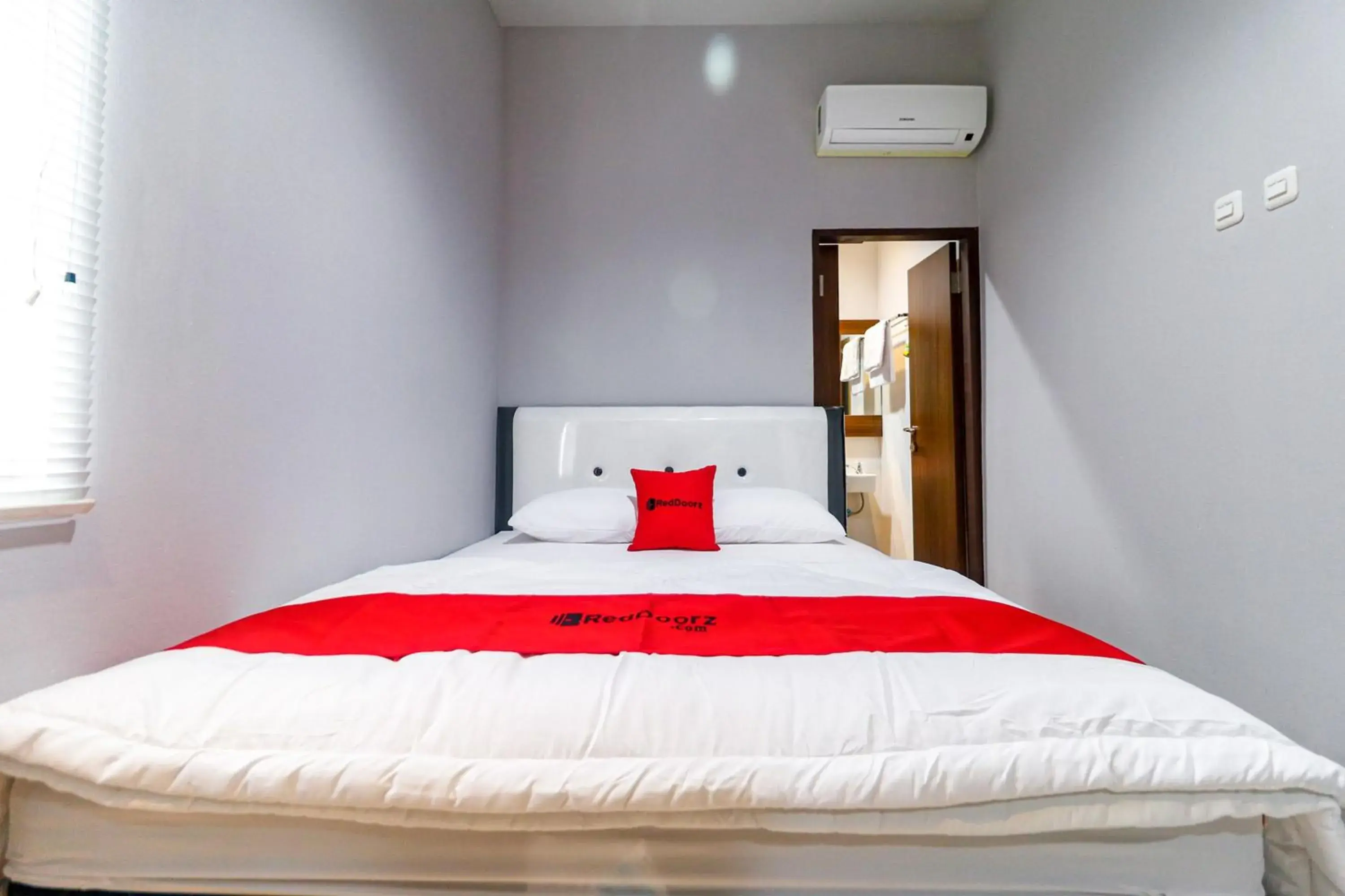 Bedroom, Bed in RedDoorz near Kebon Jeruk Jakarta