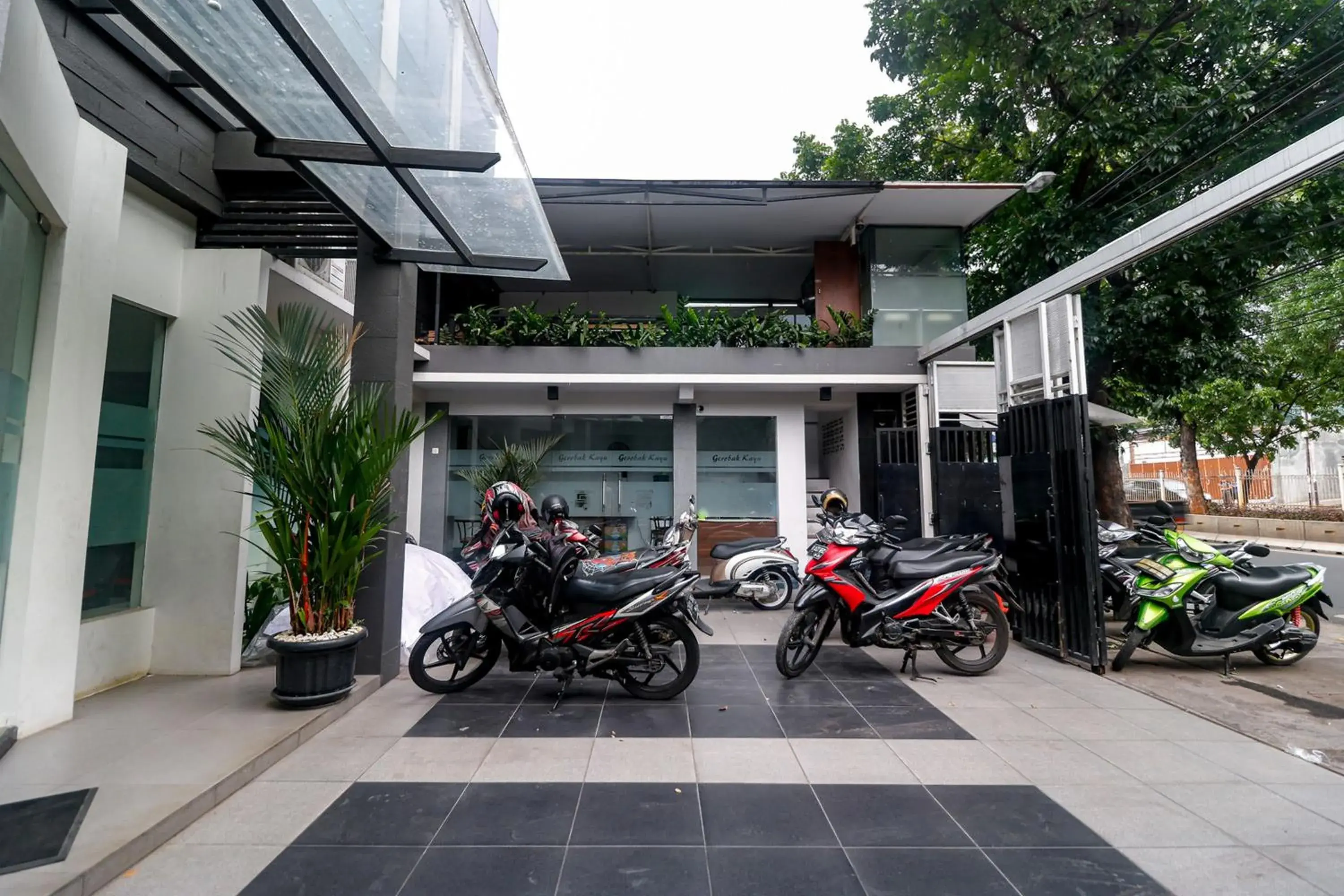 Parking in RedDoorz near Kebon Jeruk Jakarta