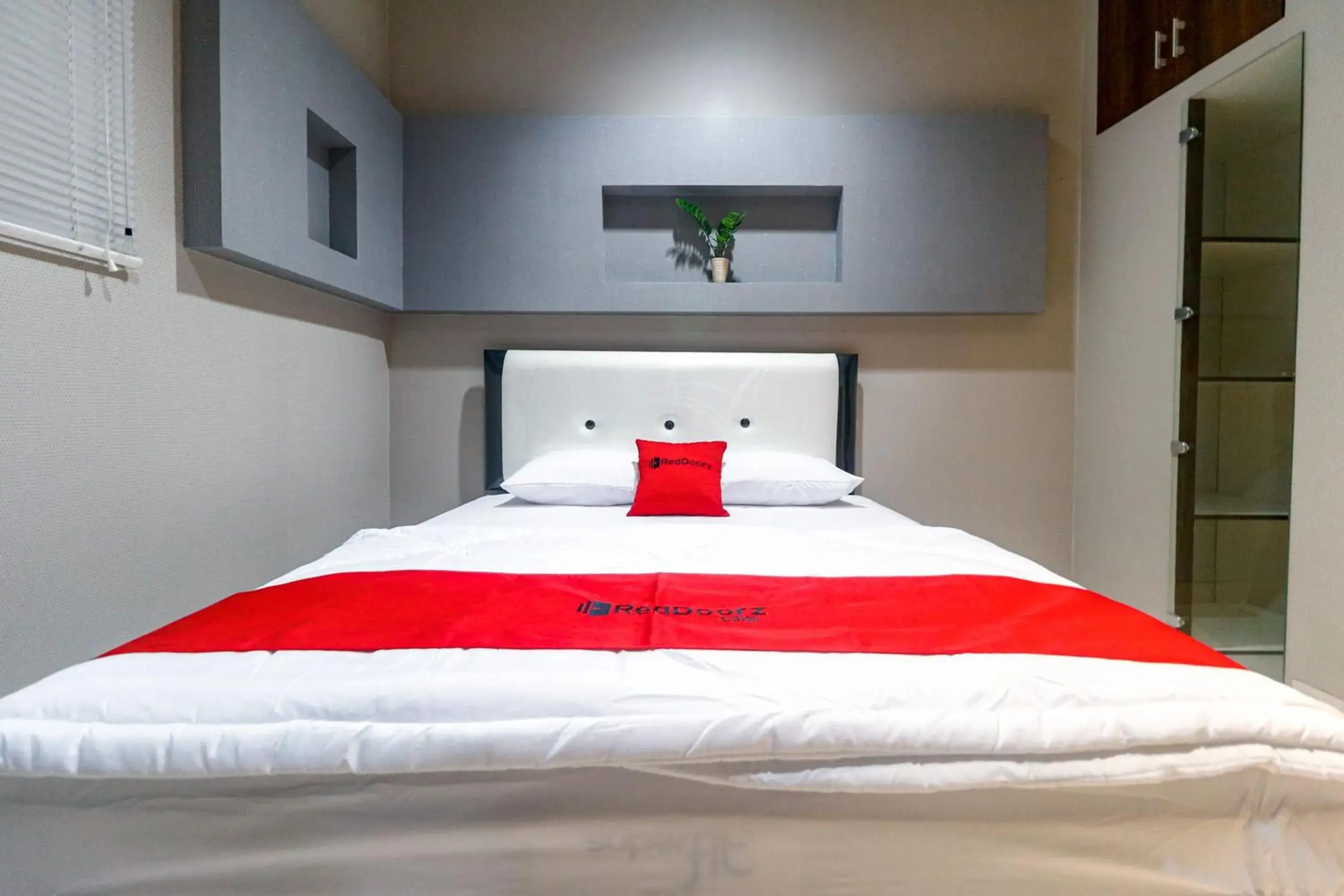 Bedroom, Bed in RedDoorz near Kebon Jeruk Jakarta