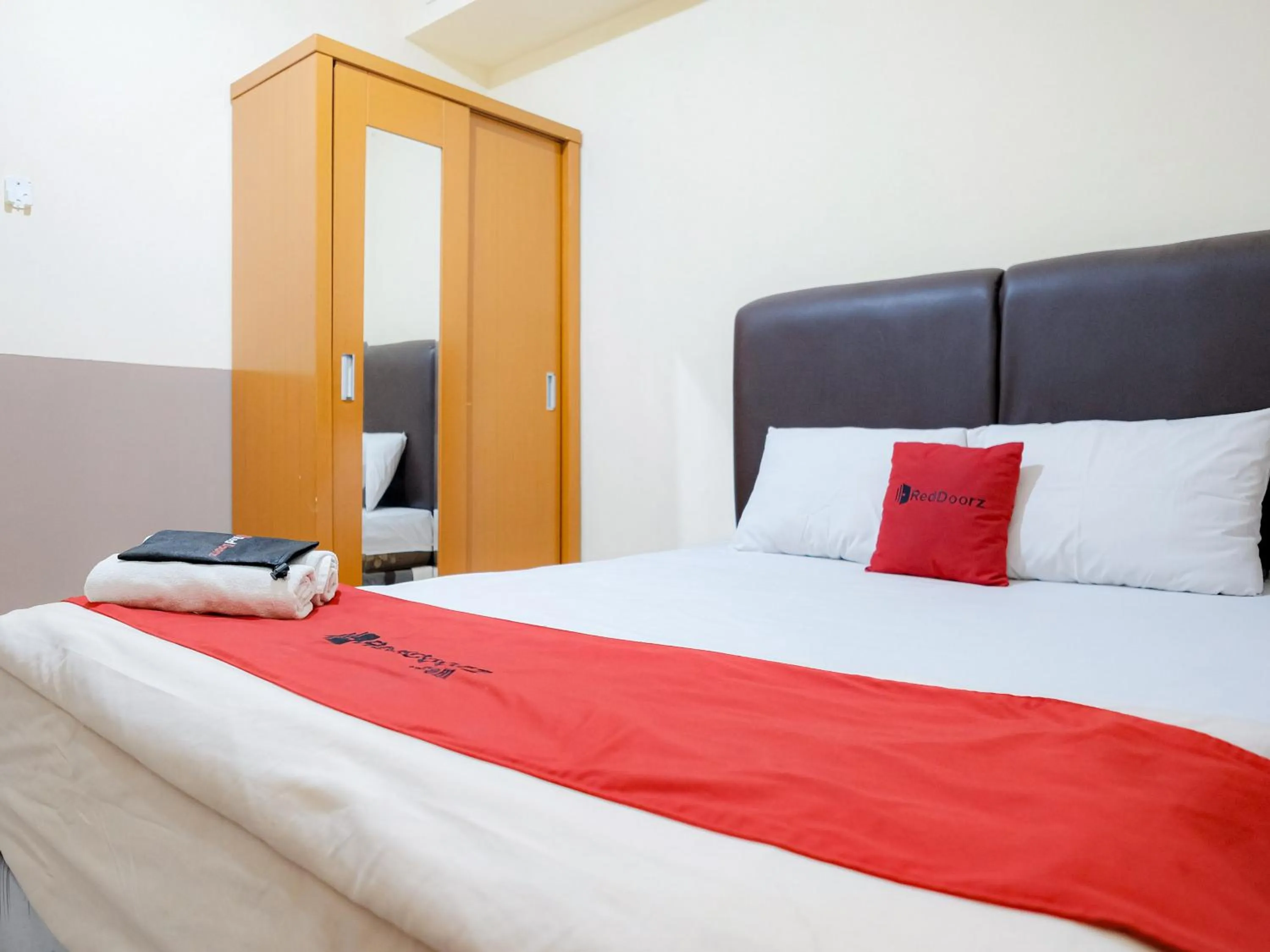 Bedroom, Bed in RedDoorz @ Jalan Biak Roxy Jakarta