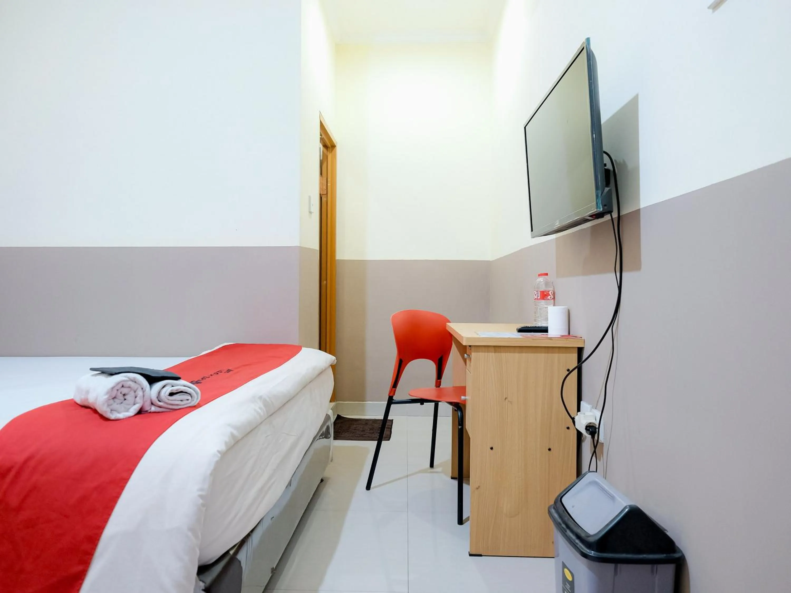 Bedroom, Bed in RedDoorz @ Jalan Biak Roxy Jakarta