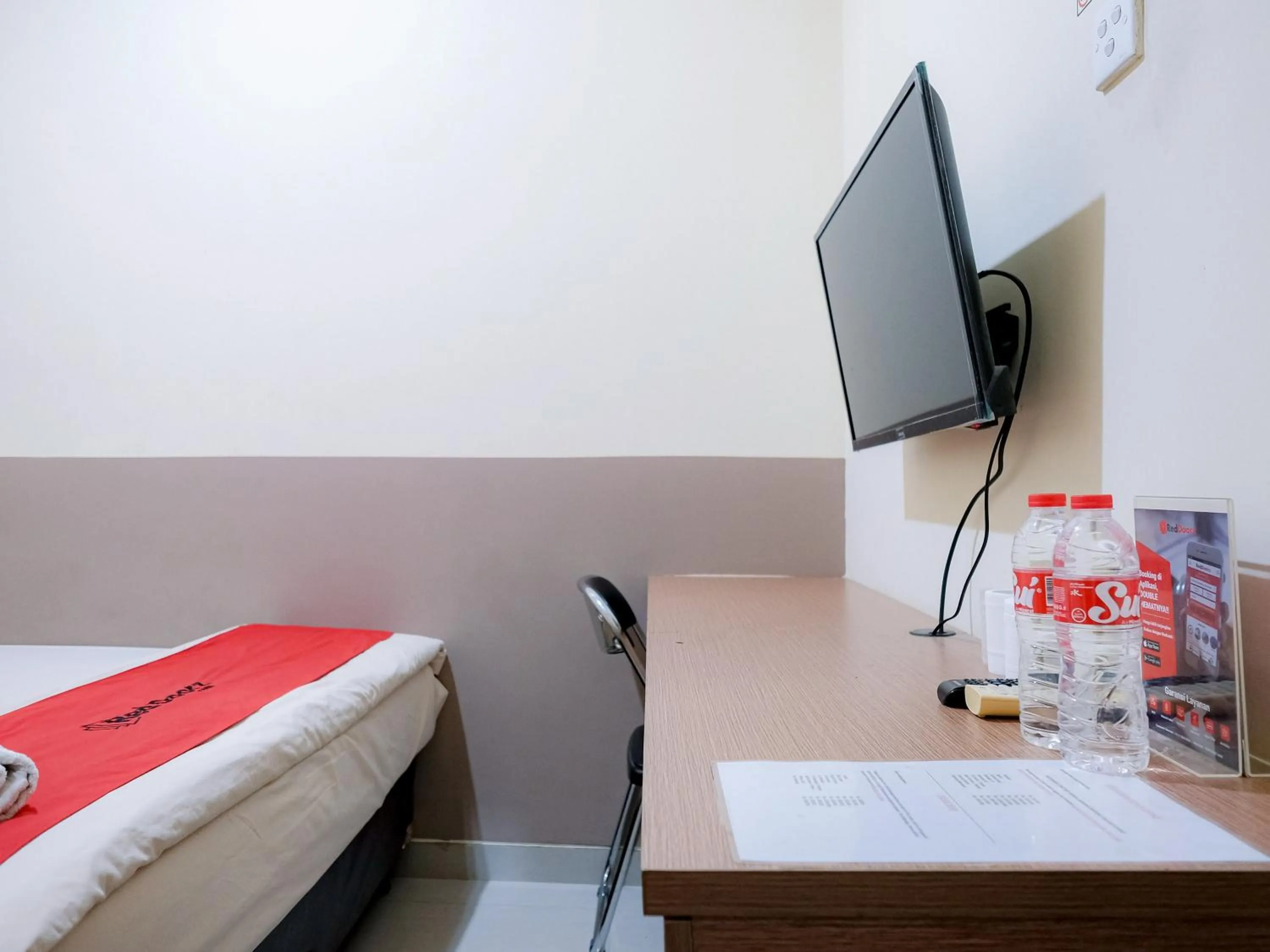 Bedroom, Bed in RedDoorz @ Jalan Biak Roxy Jakarta