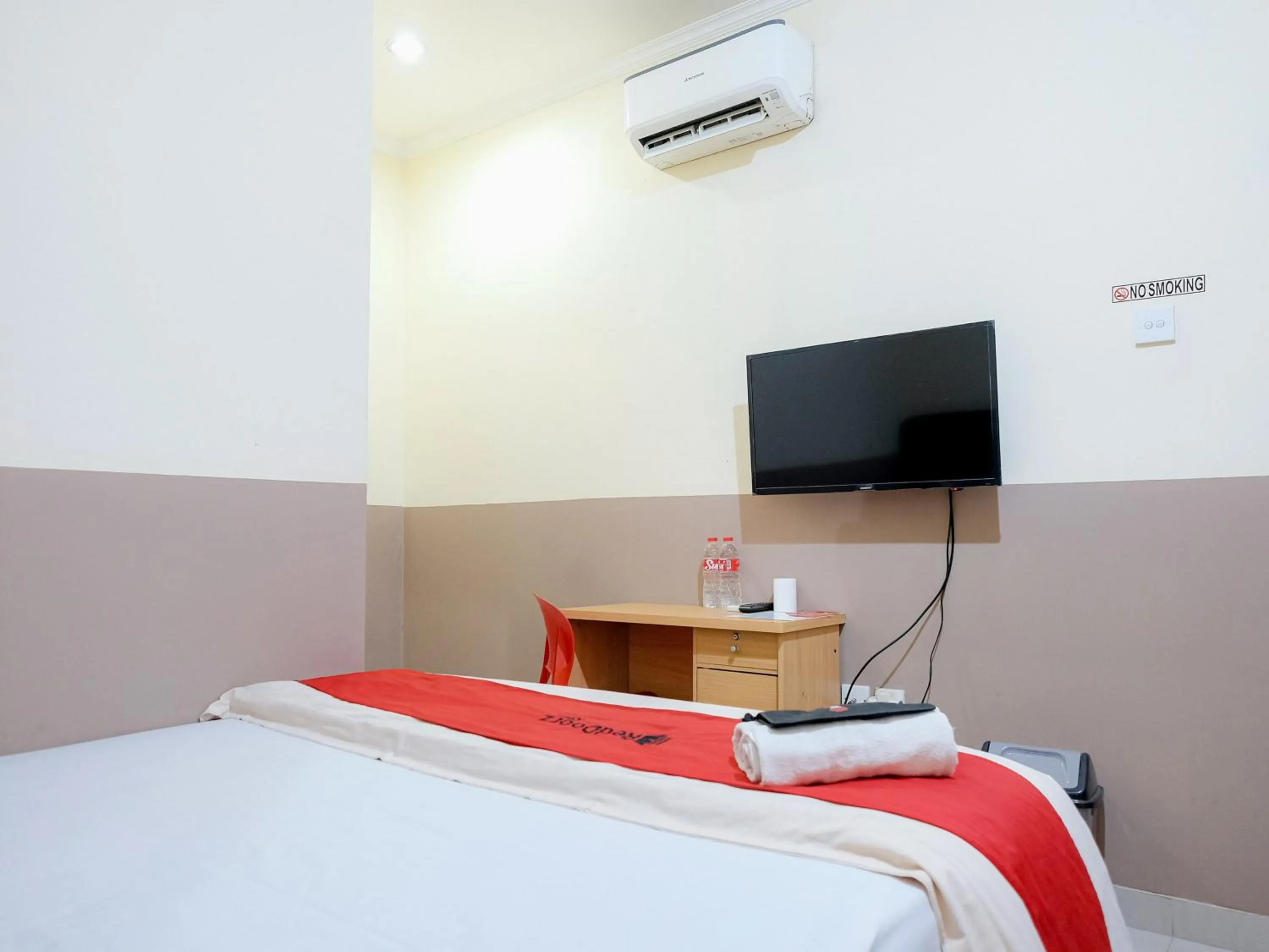Bedroom, Bed in RedDoorz @ Jalan Biak Roxy Jakarta