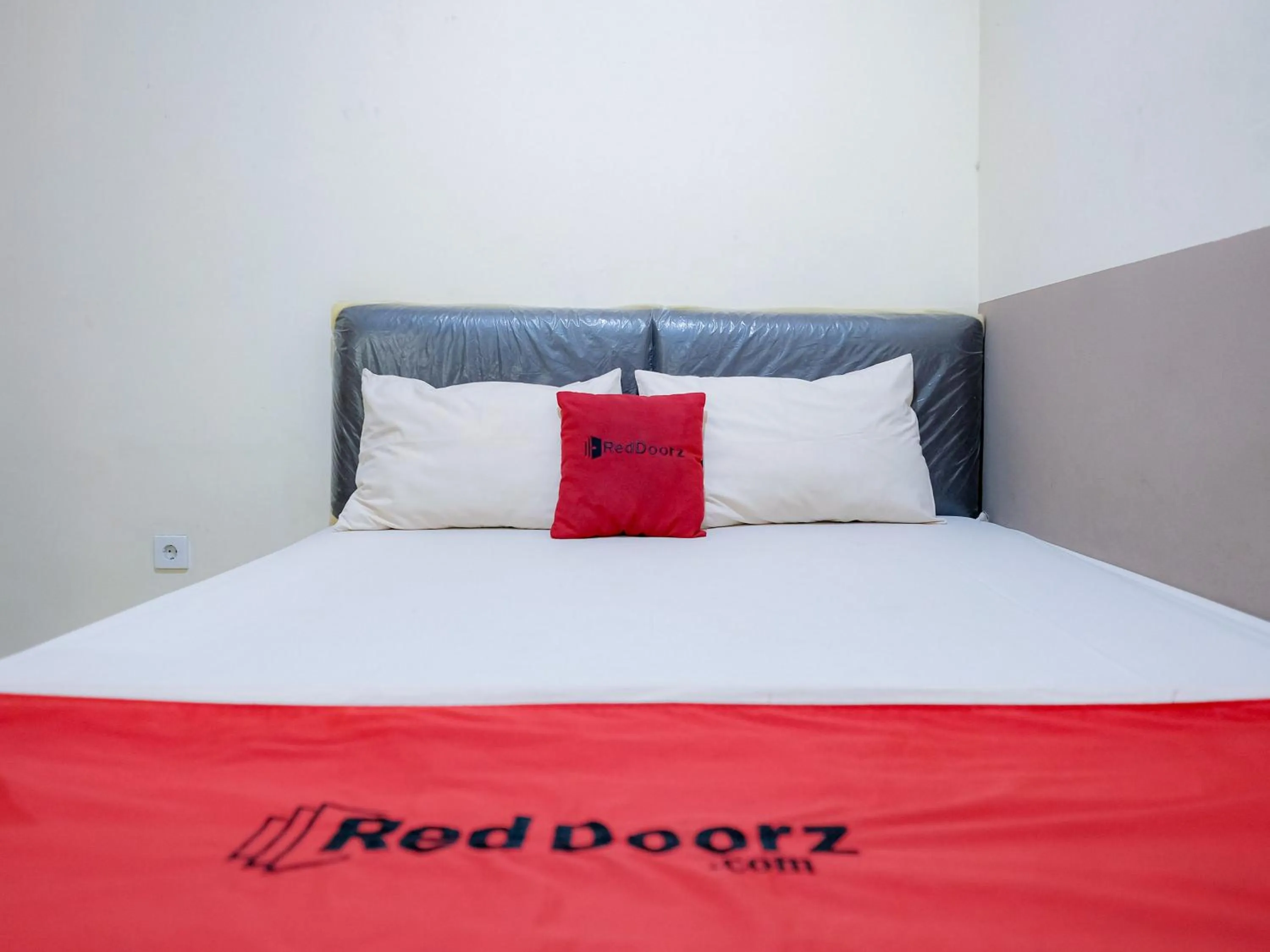 Bedroom, Bed in RedDoorz @ Jalan Biak Roxy Jakarta