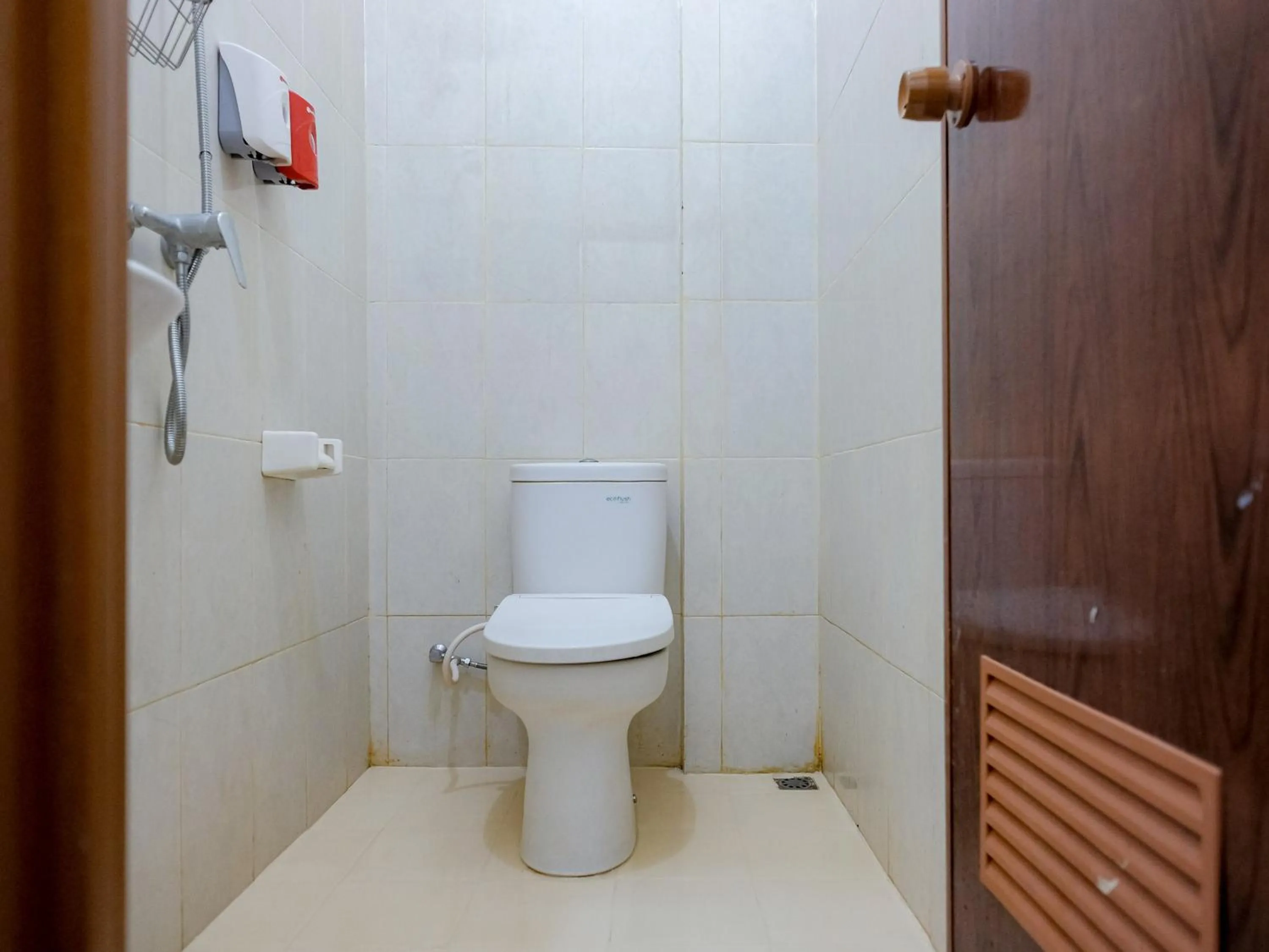 Bathroom in RedDoorz @ Jalan Biak Roxy Jakarta