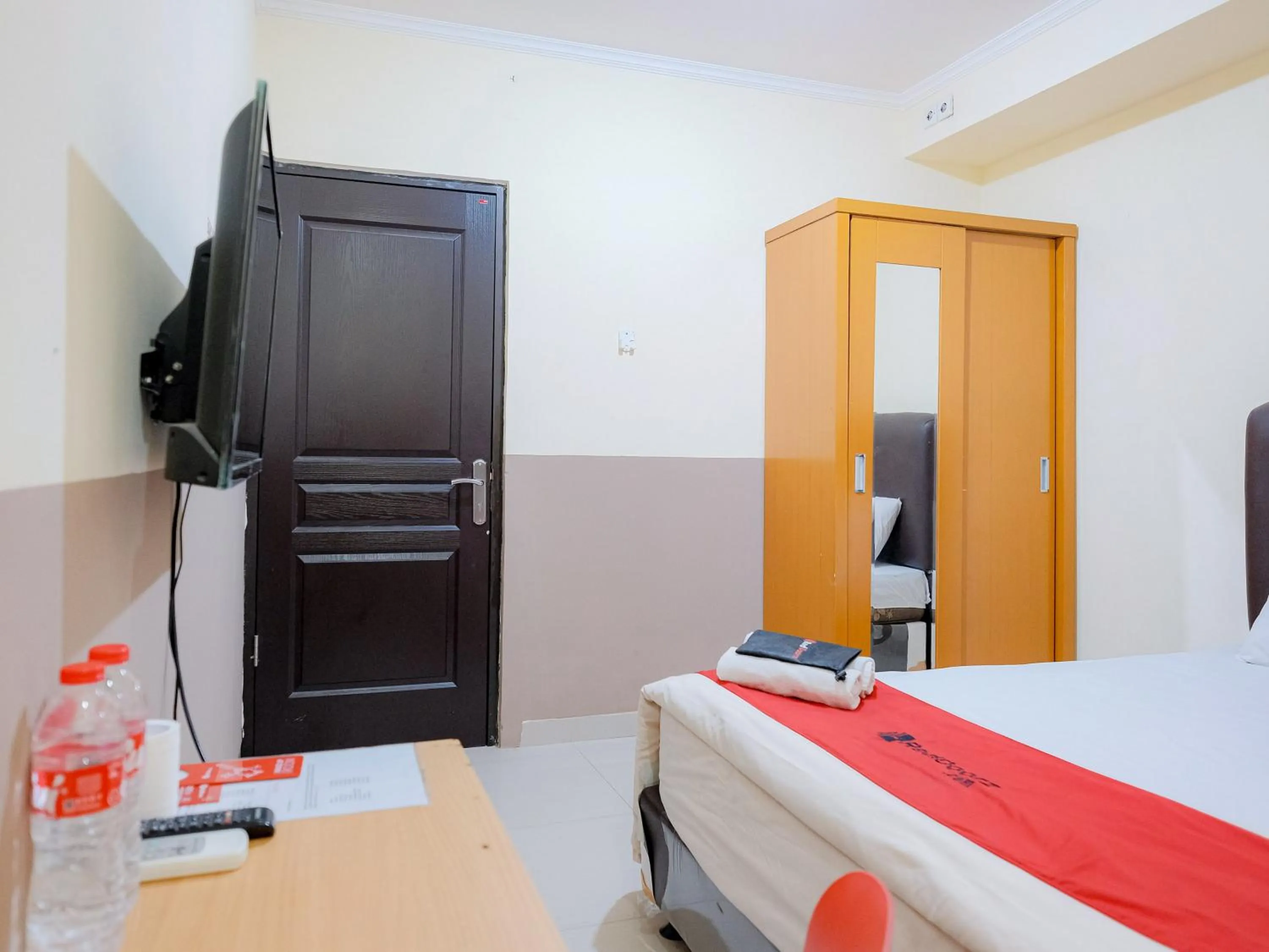 Bedroom, Bed in RedDoorz @ Jalan Biak Roxy Jakarta