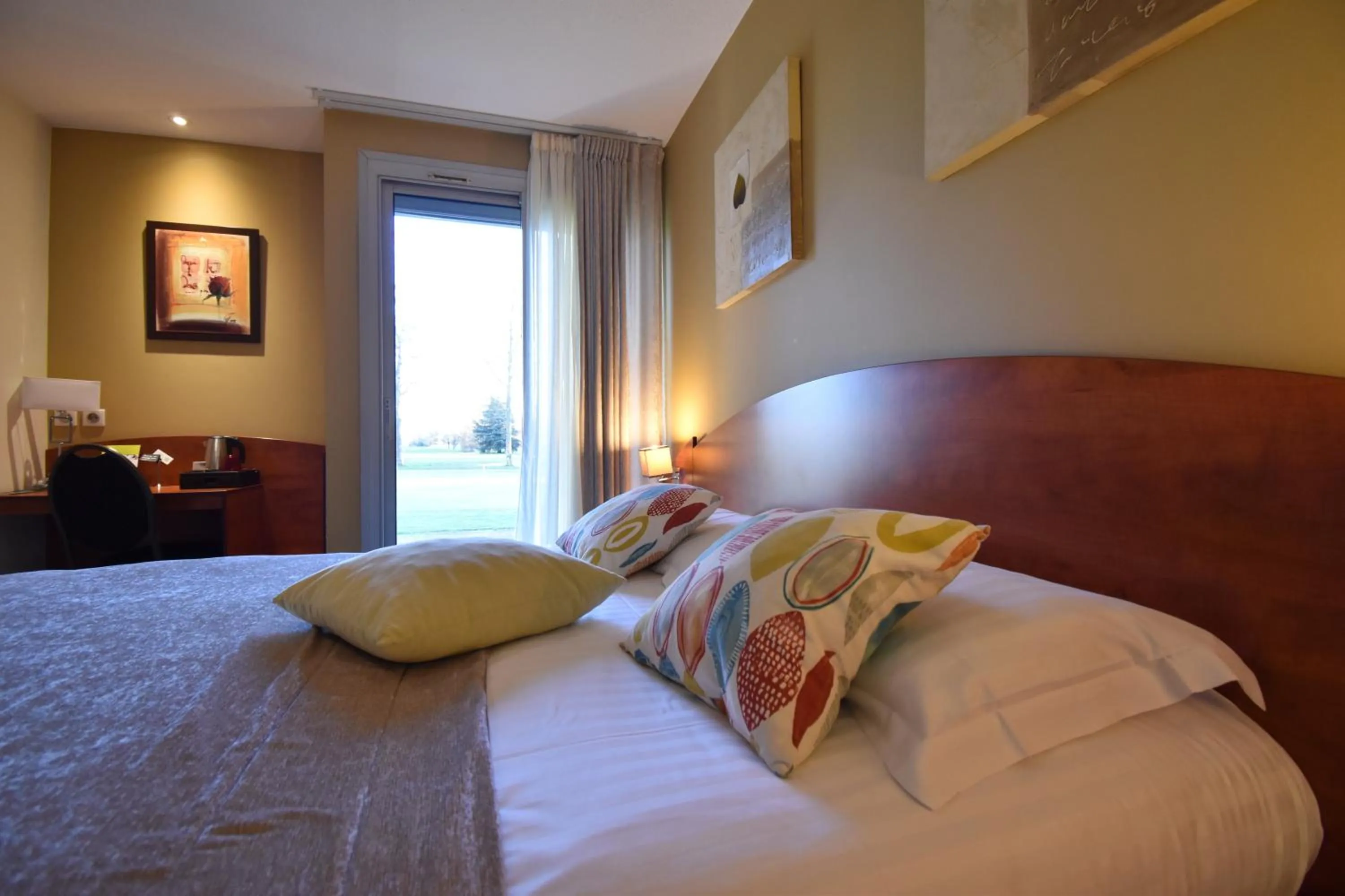 Property building, Bed in Hôtel du Golf Saint Lazare