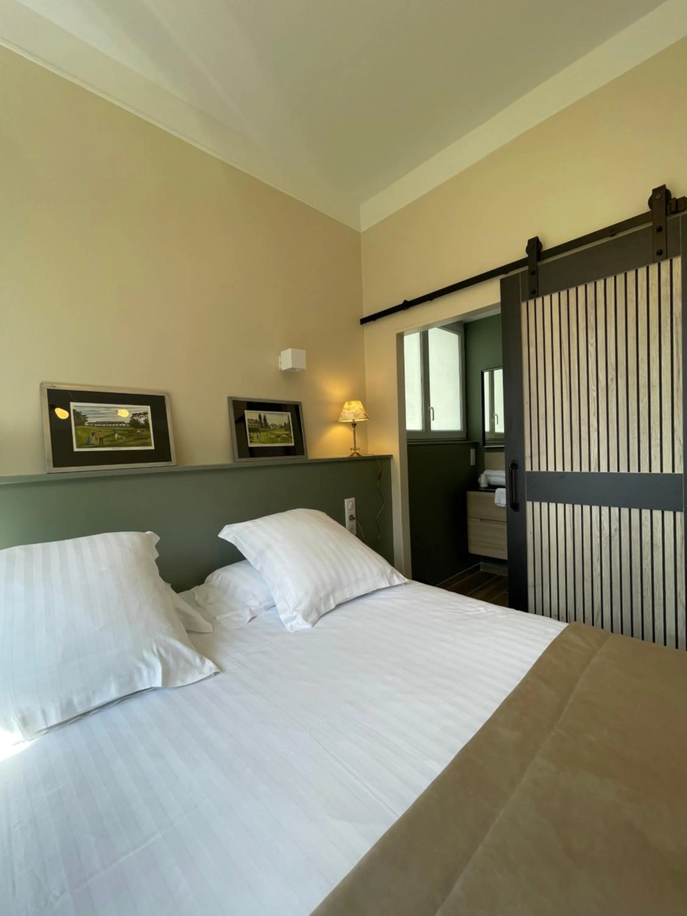 Bed in Hôtel du Golf Saint Lazare