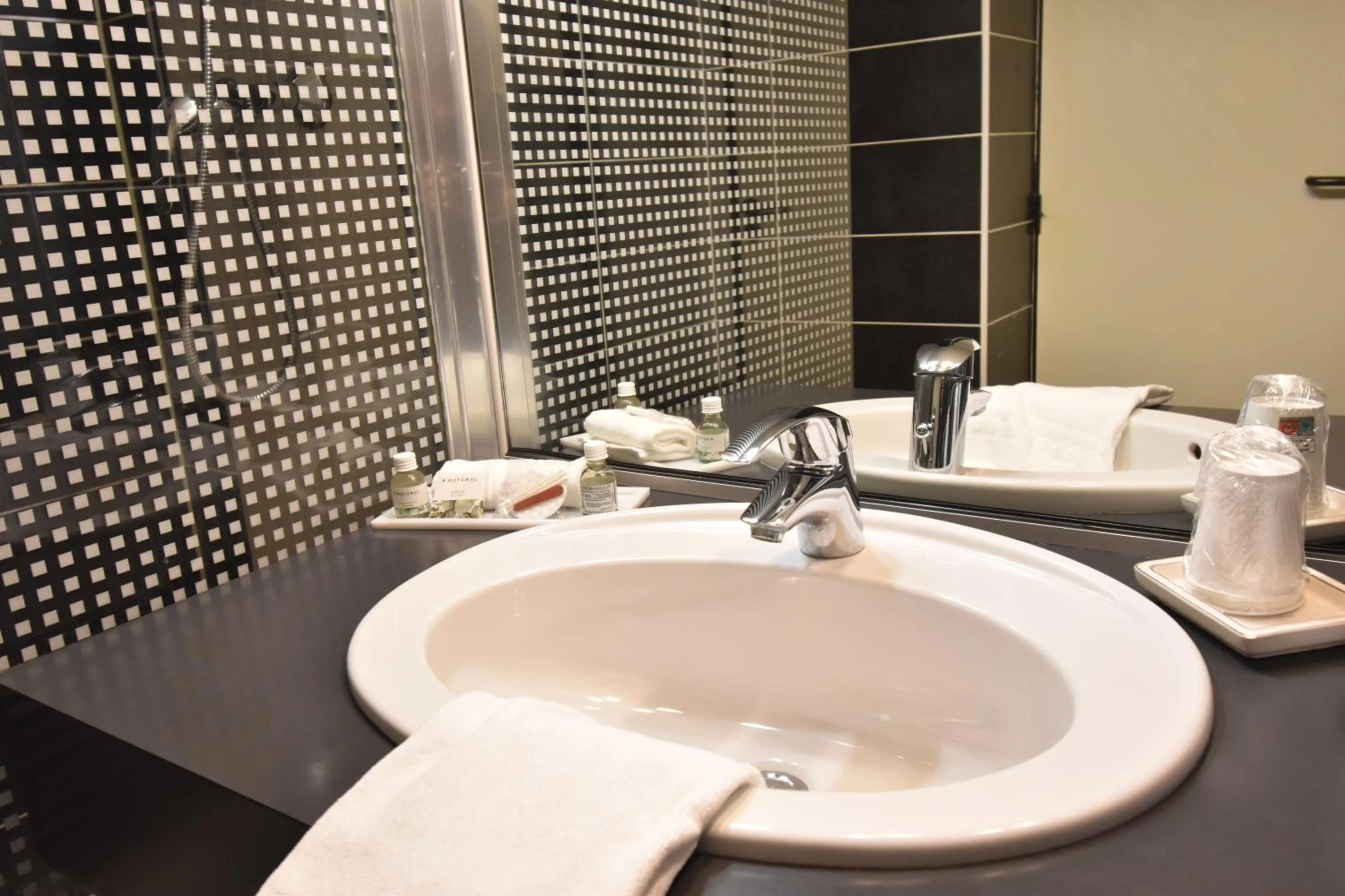Bathroom in Hôtel du Golf Saint Lazare