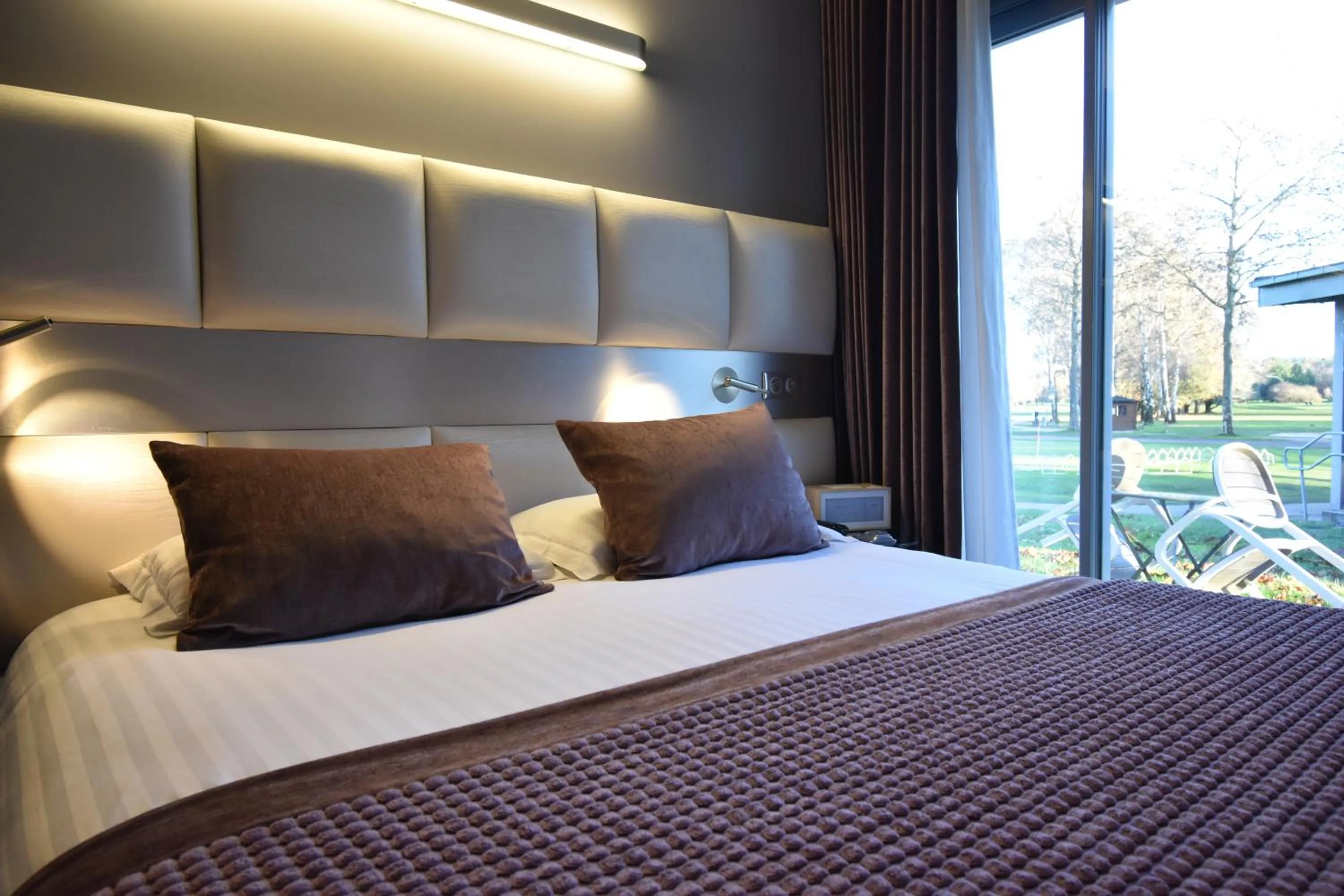 Property building, Bed in Hôtel du Golf Saint Lazare
