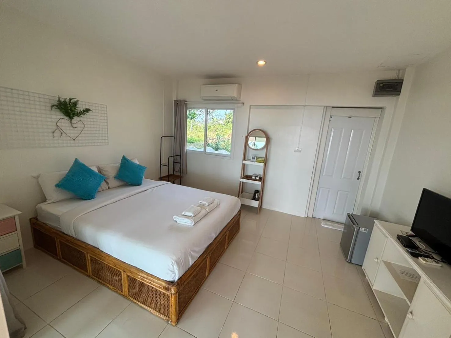 Photo of the whole room, Bed in Issara Beach Resort