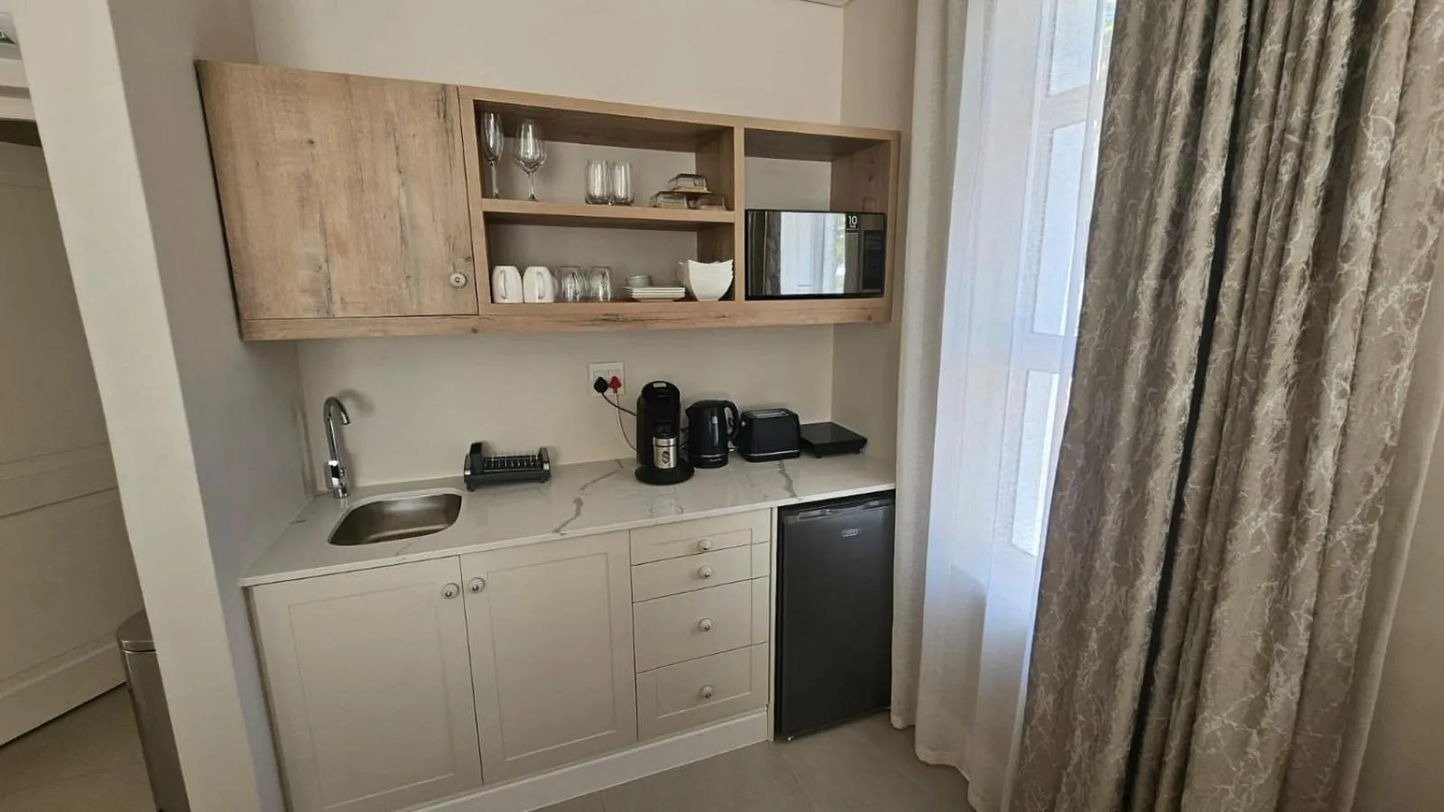 Coffee/tea facilities in Vredenburg Manor House