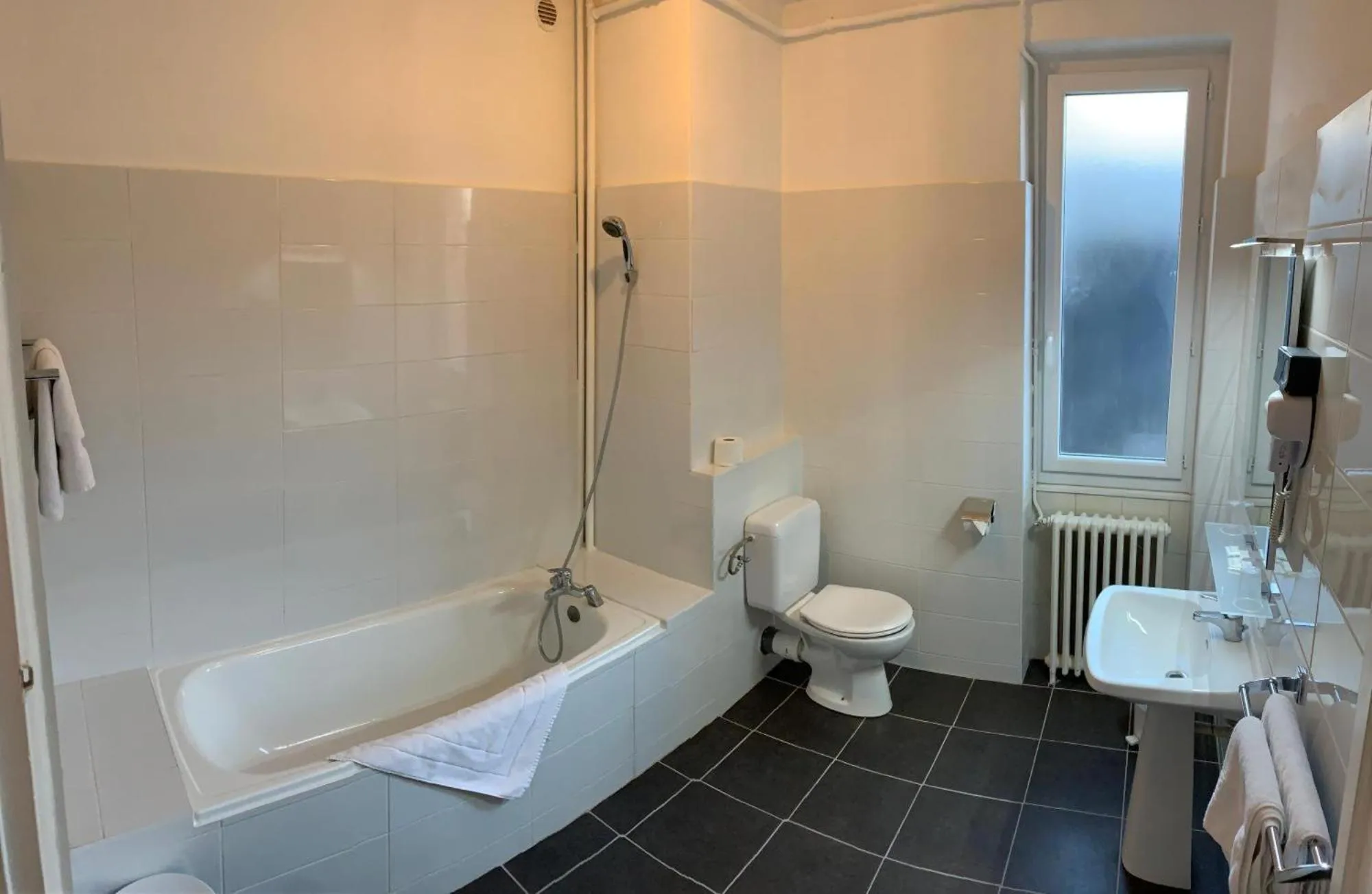 Bathroom in Hôtel Brasserie Le Lion d'Or