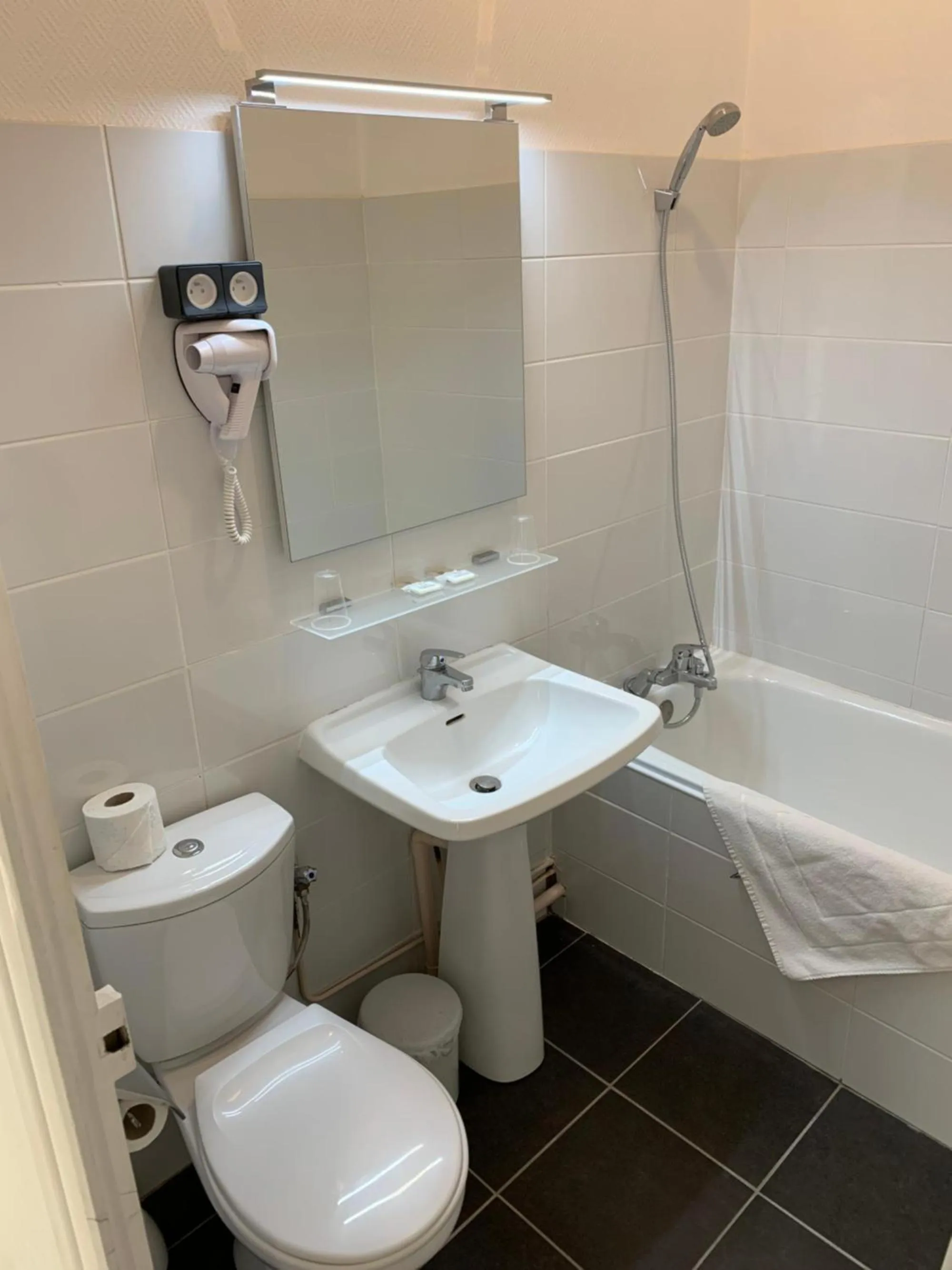 Bathroom in Hôtel Brasserie Le Lion d'Or