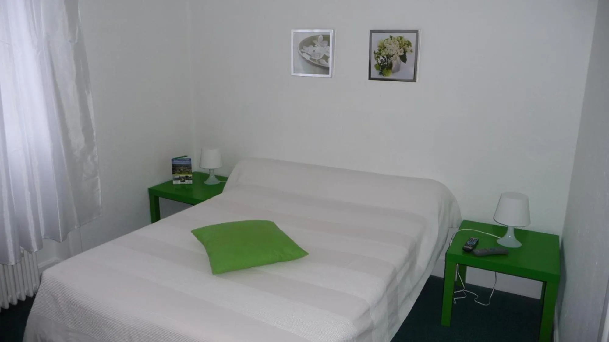 Bedroom, Bed in Hôtel Brasserie Le Lion d'Or