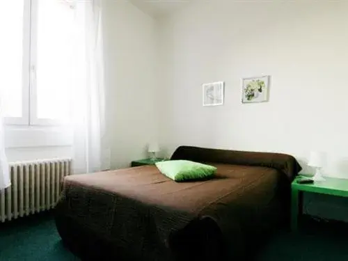 Small Double Room in Hôtel Brasserie Le Lion d'Or Small Double Room in Hôtel Brasserie Le Lion d'Or