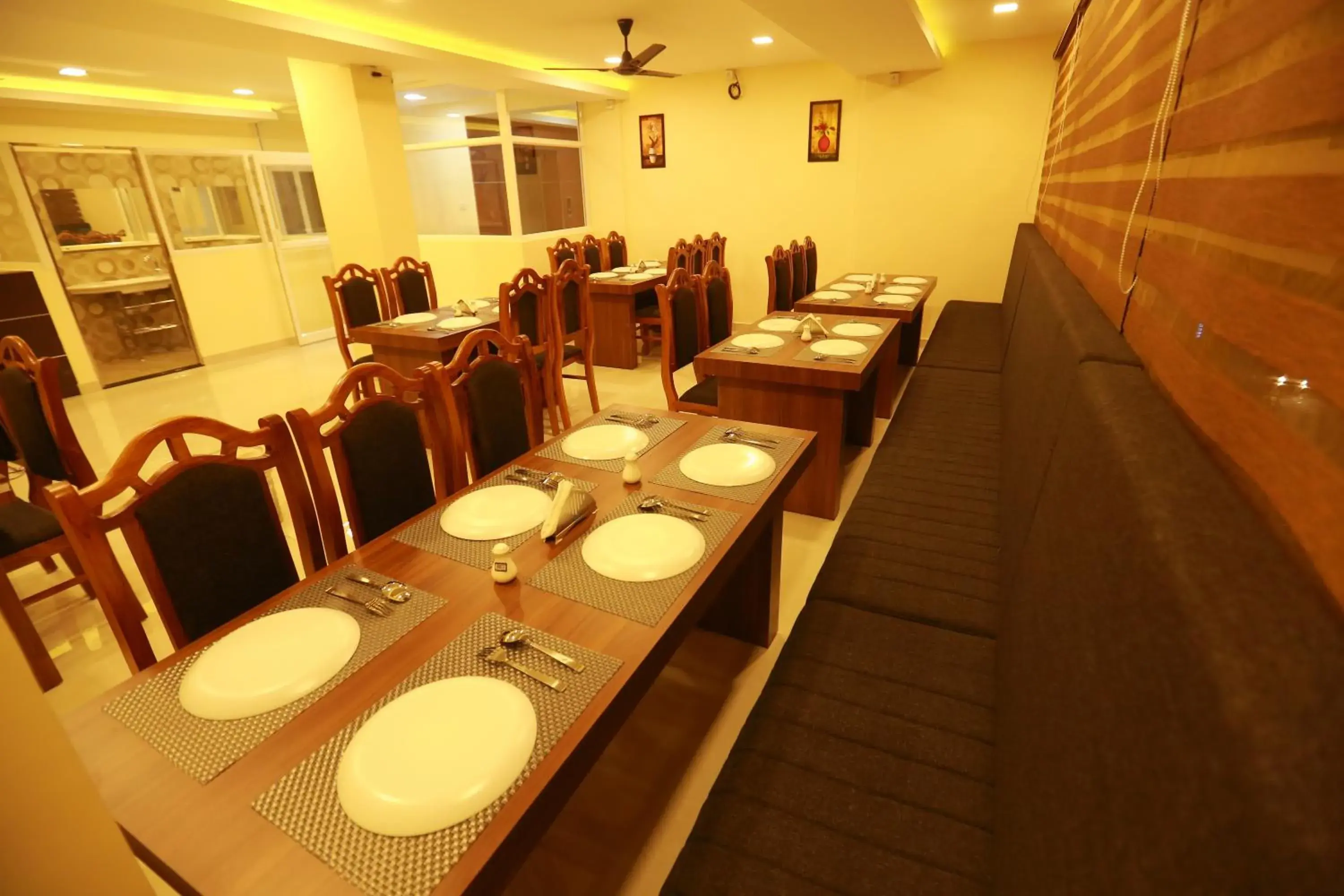 Restaurant/places to eat in The Crescent Suites Restaurant/places to eat in The Crescent Suites