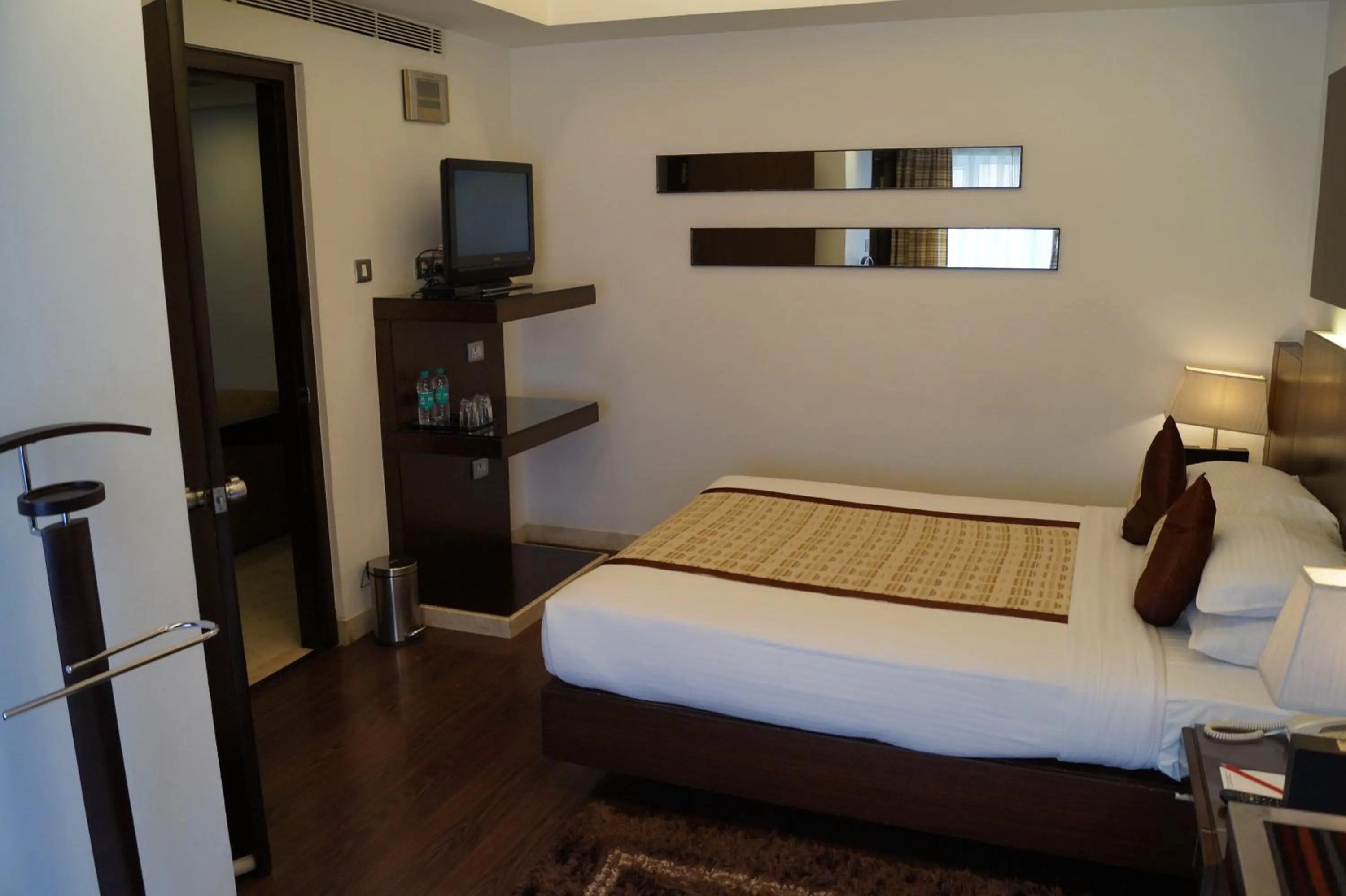 Photo of the whole room, Bed in The President Hotel