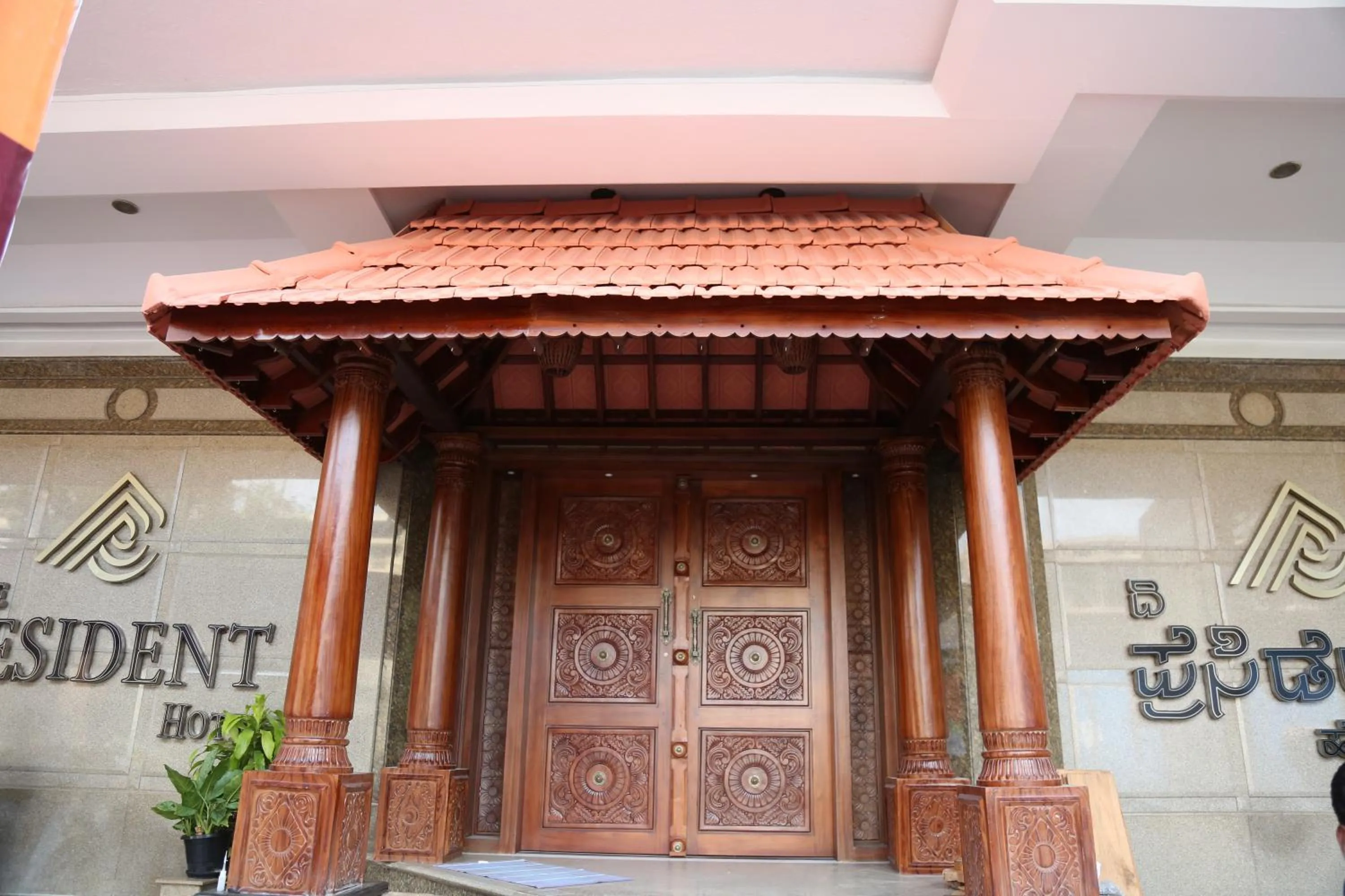 Restaurant/places to eat in The President Hotel