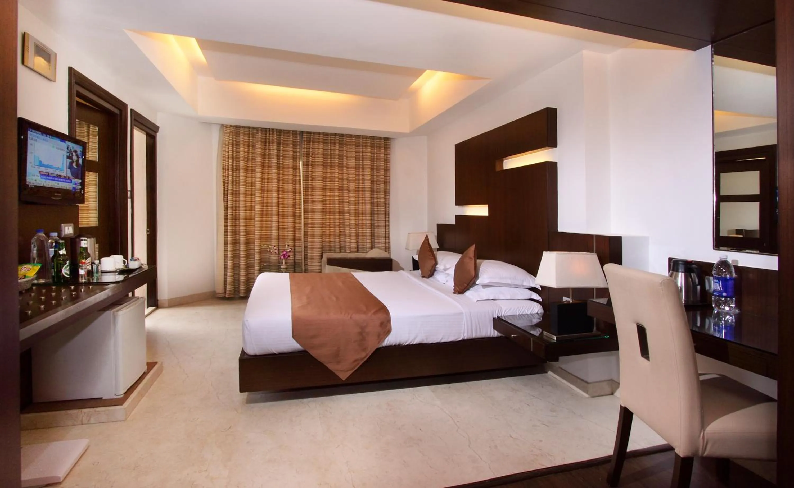 Photo of the whole room, Bed in The President Hotel