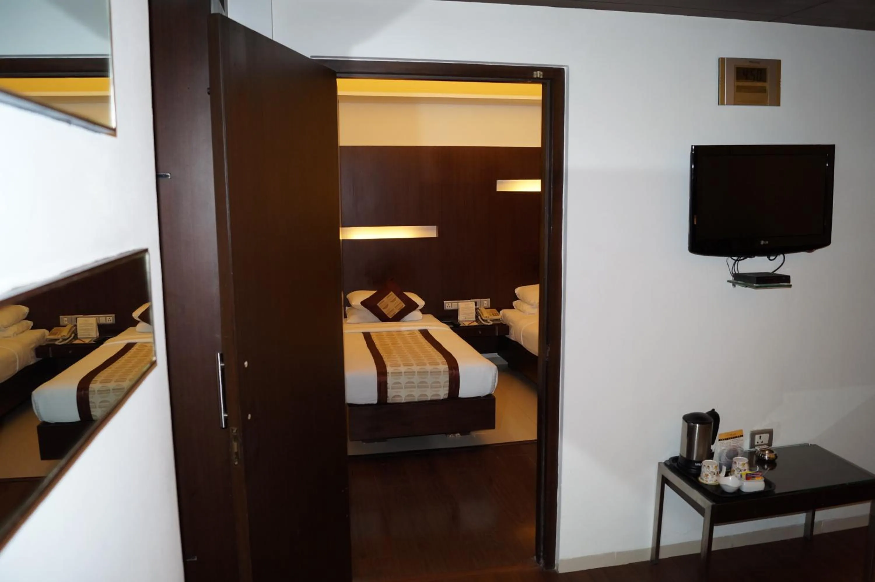 Photo of the whole room, Bed in The President Hotel