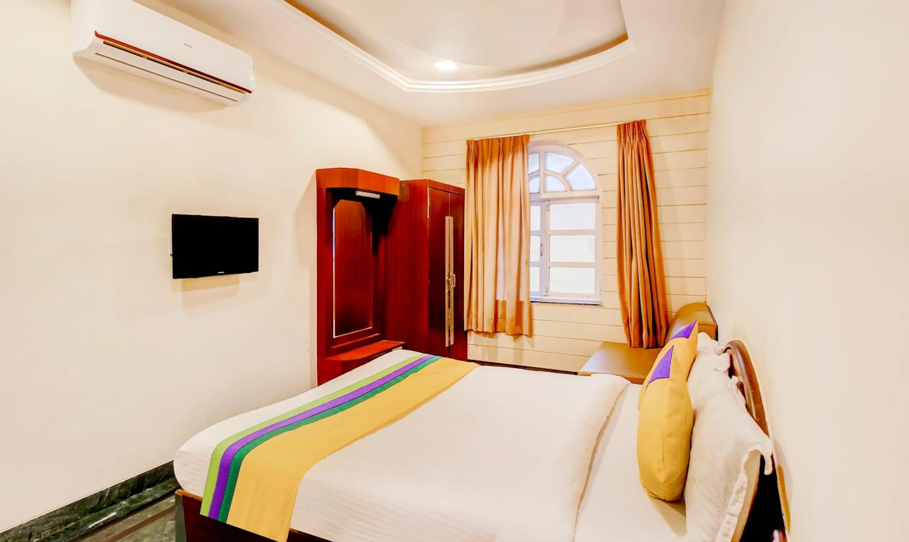 Bedroom, Bed in Itsy Hotels The New Hill Retreat, Near Mahabaleshwar State Transport Bus station