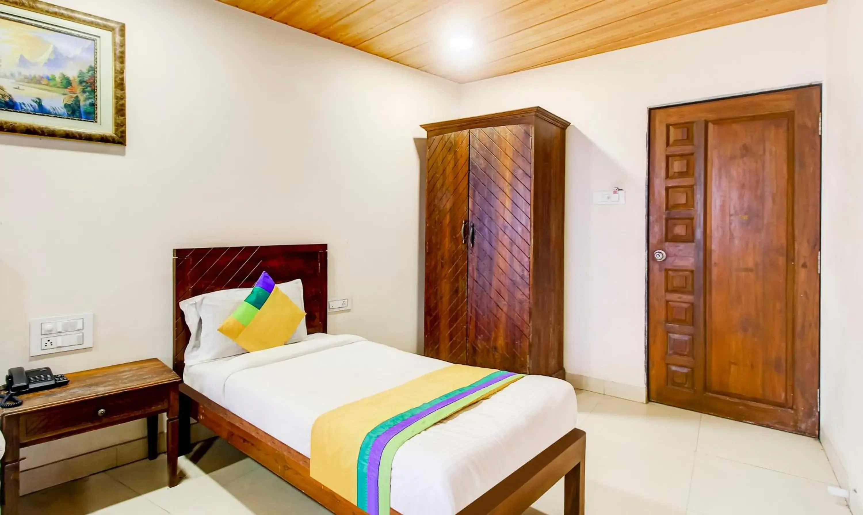 Spacious Premium Room - single occupancy in Itsy Hotels The New Hill Retreat, Near Mahabaleshwar State Transport Bus station Spacious Premium Room - single occupancy in Itsy Hotels The New Hill Retreat, Near Mahabaleshwar State Transport Bus station