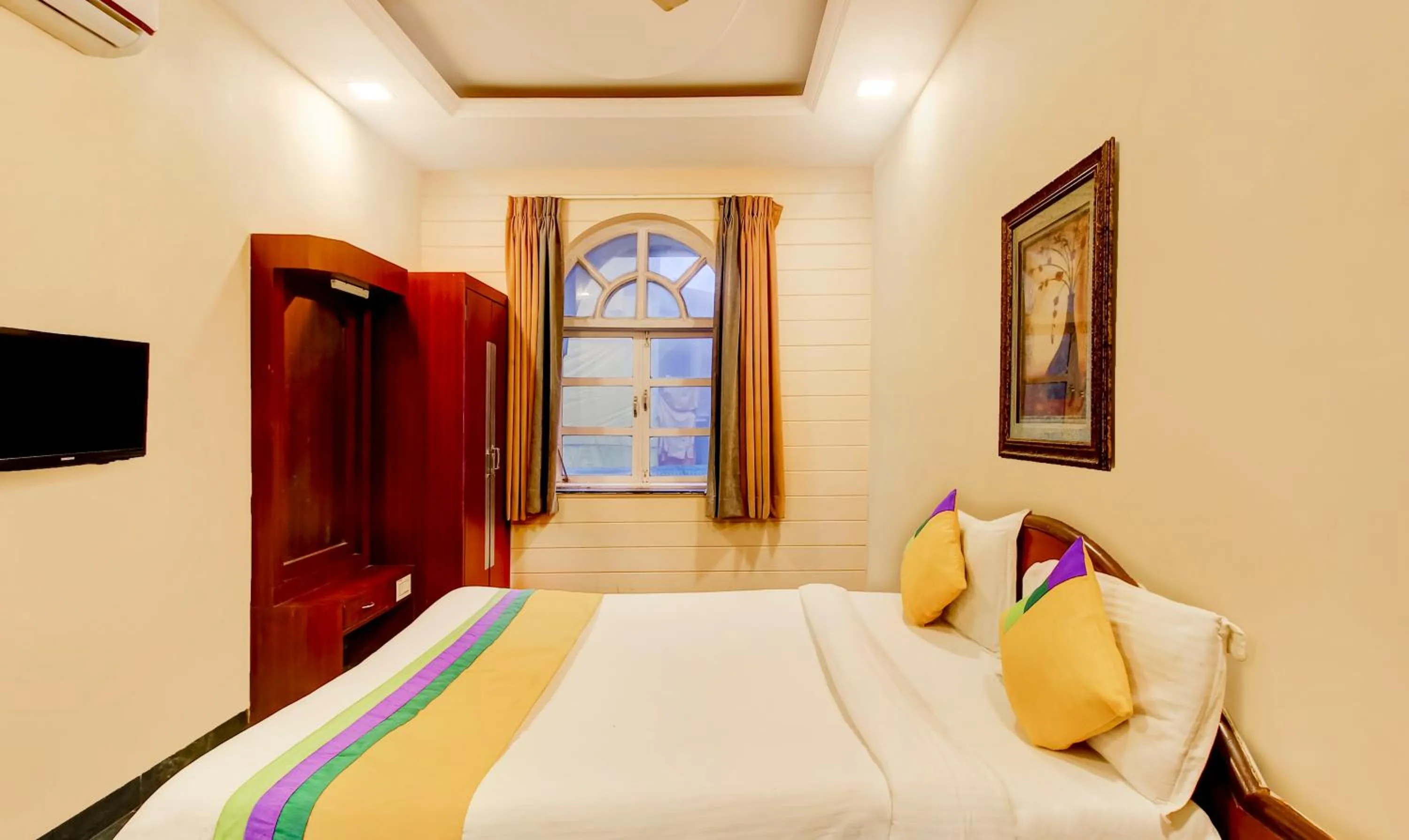 Bedroom, Bed in Itsy Hotels The New Hill Retreat, Near Mahabaleshwar State Transport Bus station