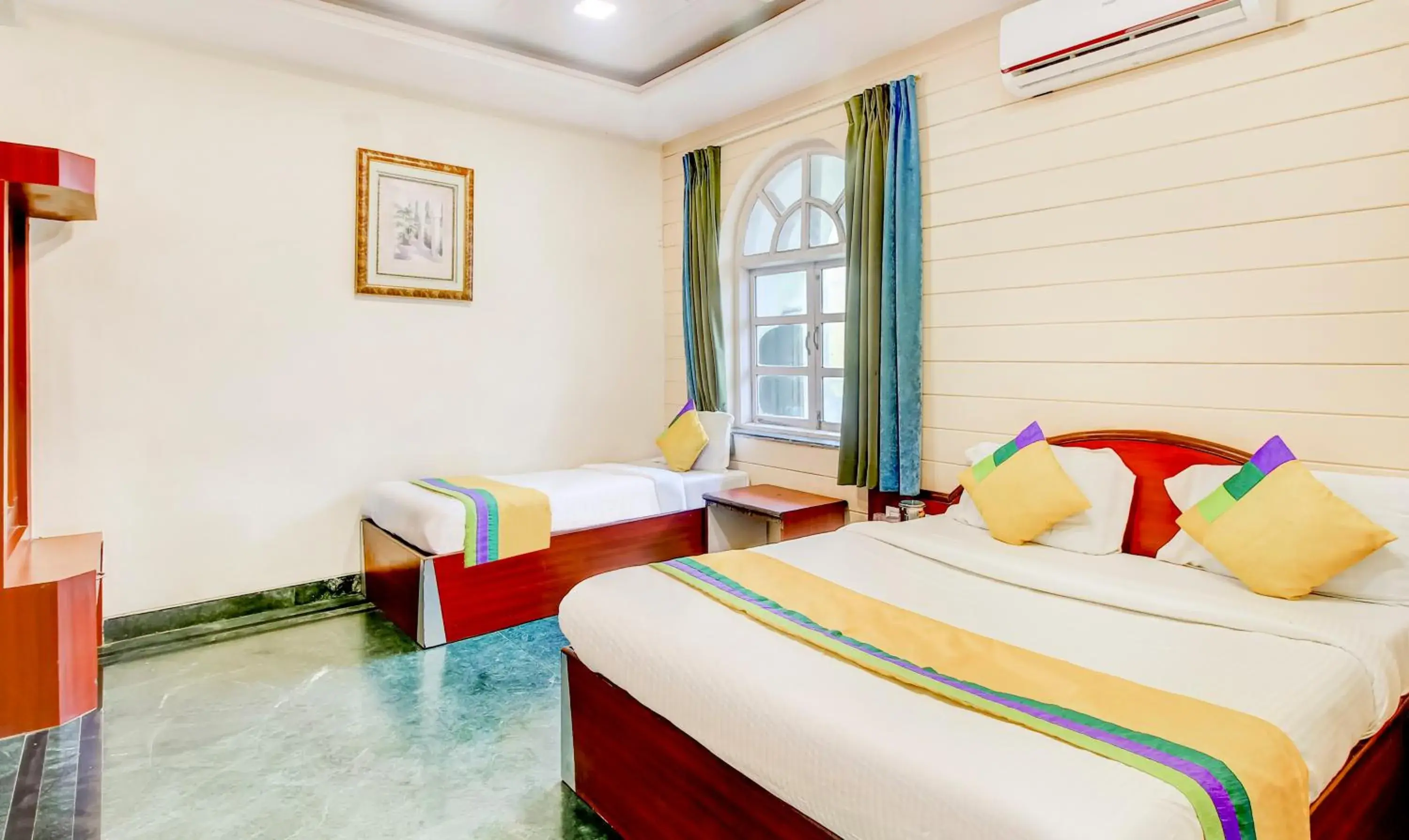 Bedroom, Bed in Itsy Hotels The New Hill Retreat, Near Mahabaleshwar State Transport Bus station Bedroom, Bed in Itsy Hotels The New Hill Retreat, Near Mahabaleshwar State Transport Bus station