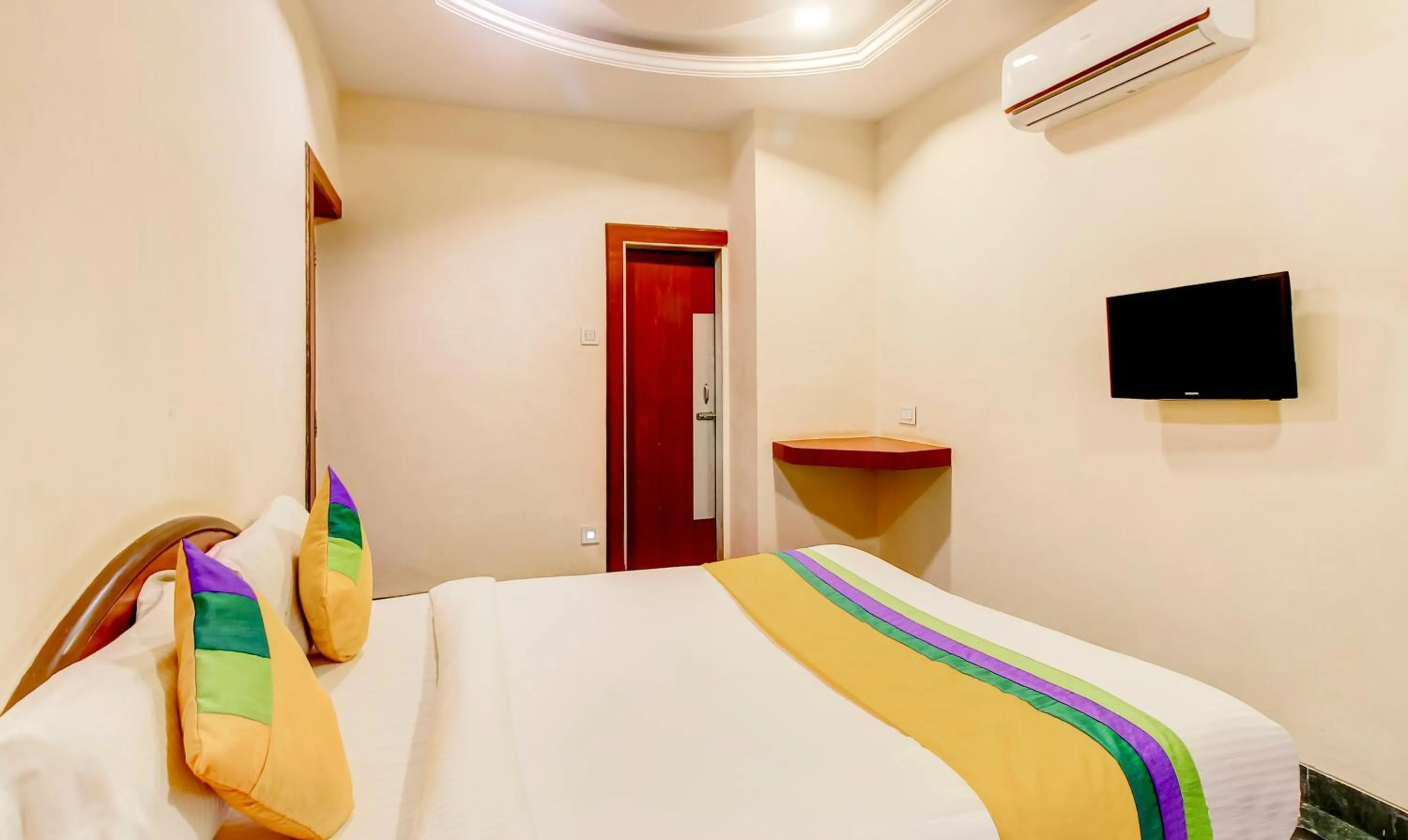 Bedroom, Bed in Itsy Hotels The New Hill Retreat, Near Mahabaleshwar State Transport Bus station